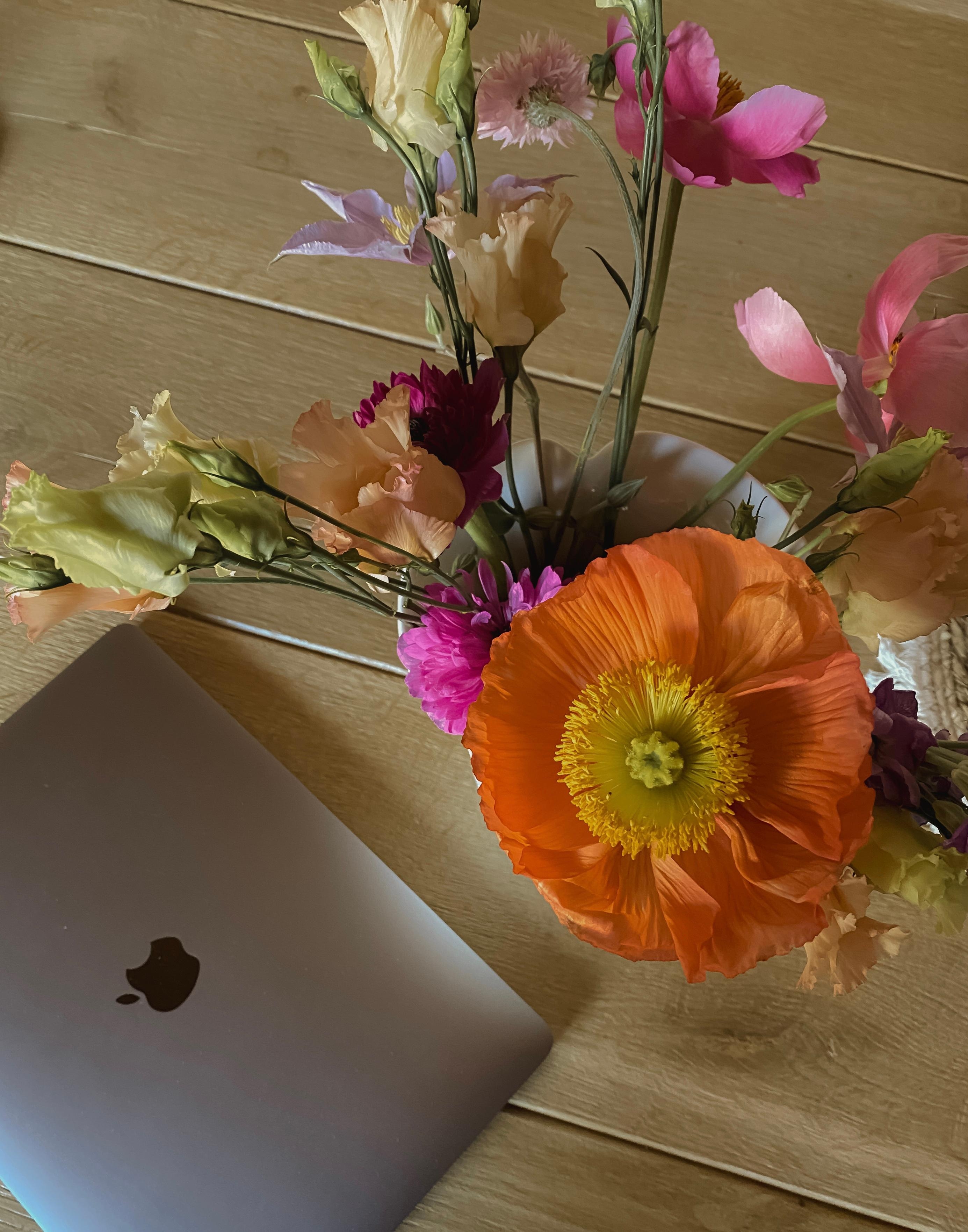 Flower Power 🌸

#work #flowers #wildflower #workspace #aesthetics #interior #details #apple