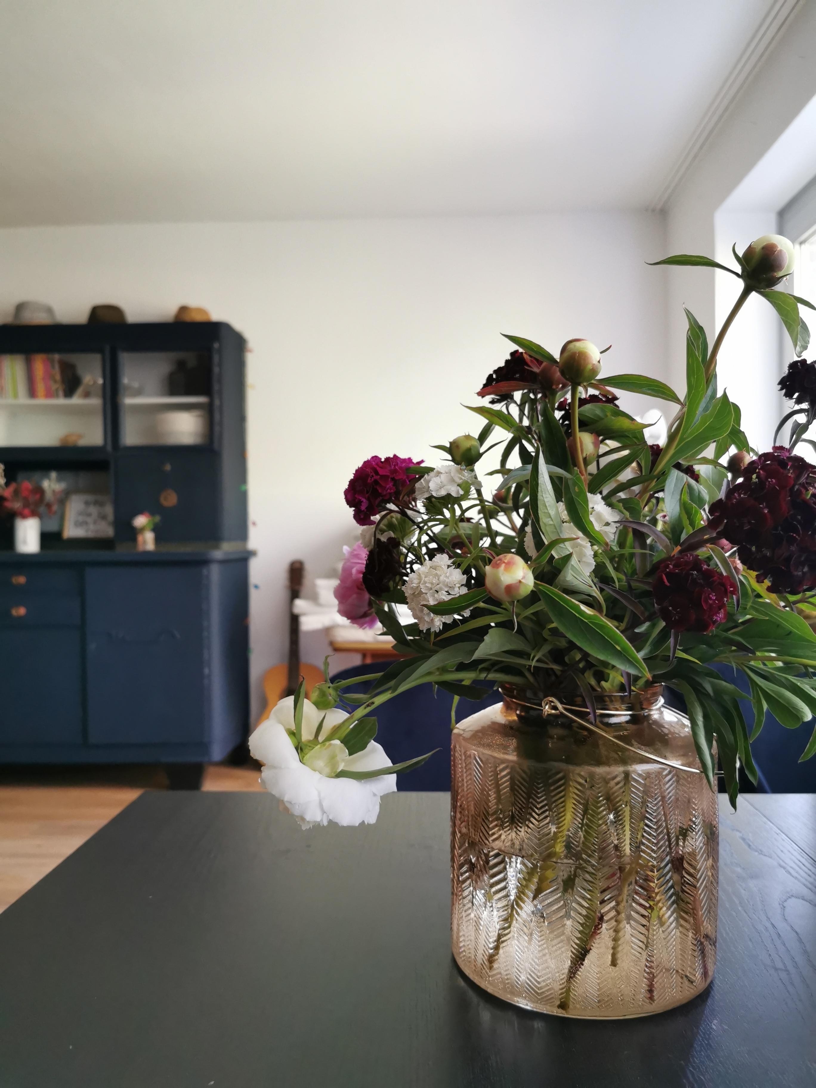 Flower Power im Wohnzimmer 🌼❤️ #freshflower #blumenstrauß #blumenliebe #pfingsrosen #lieblingsblume #wohnzimmer 