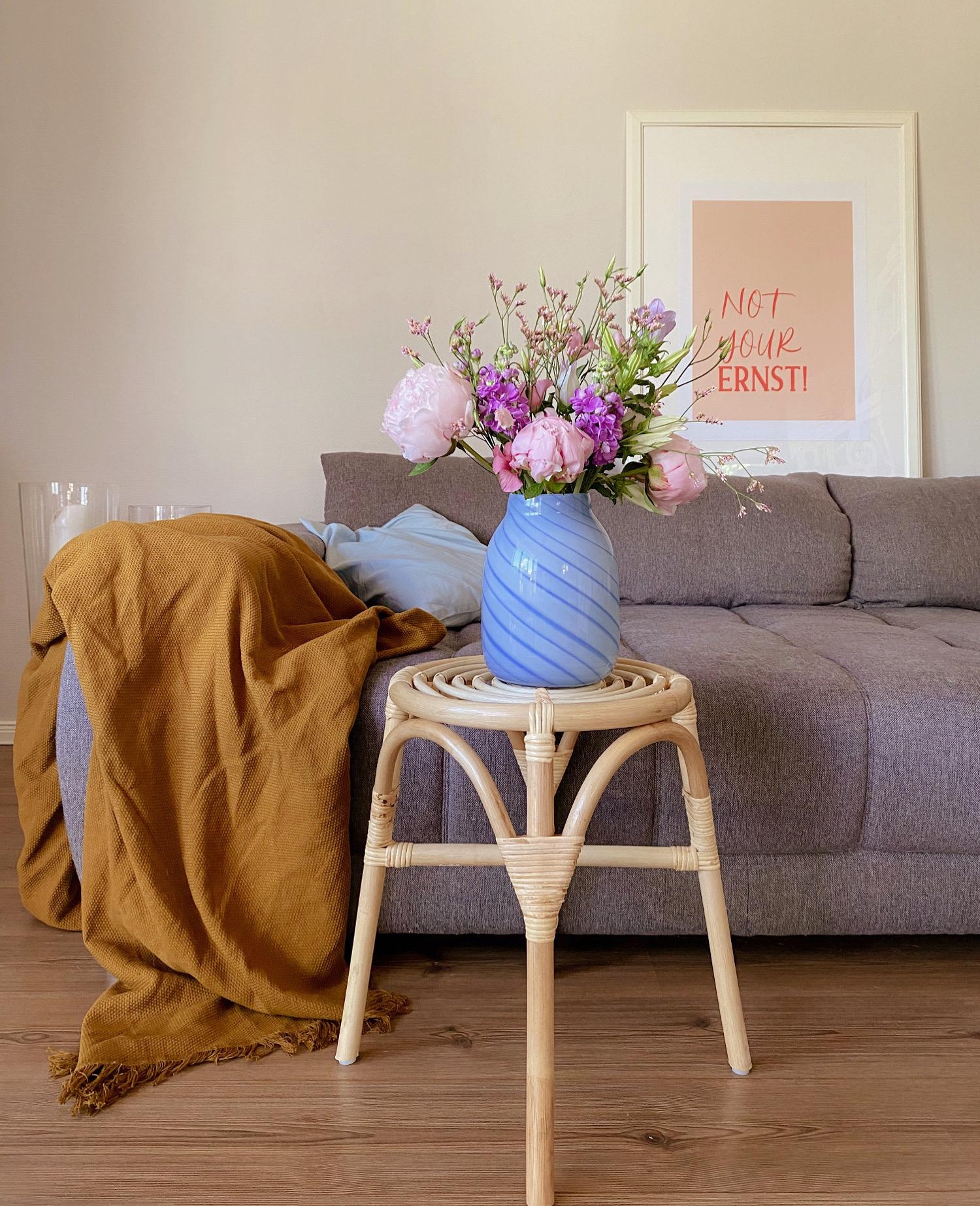 #flowerbouqet#livingroom#hyggehome#vasenliebe#peonies#karlaundkurt#couchstyle#colourfulhome