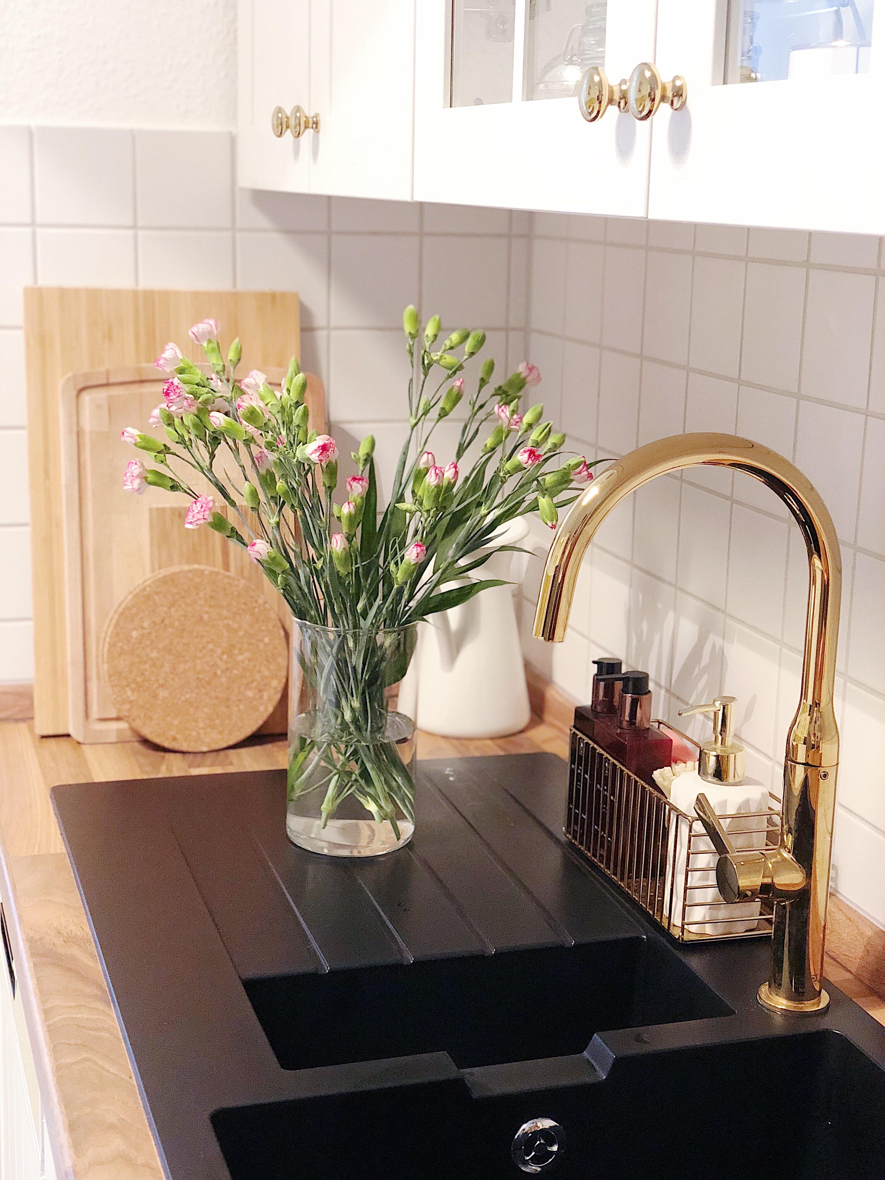 FlowerFriday. #küche #goldenedetails #flowerfriday #blumen #ikea #spüle