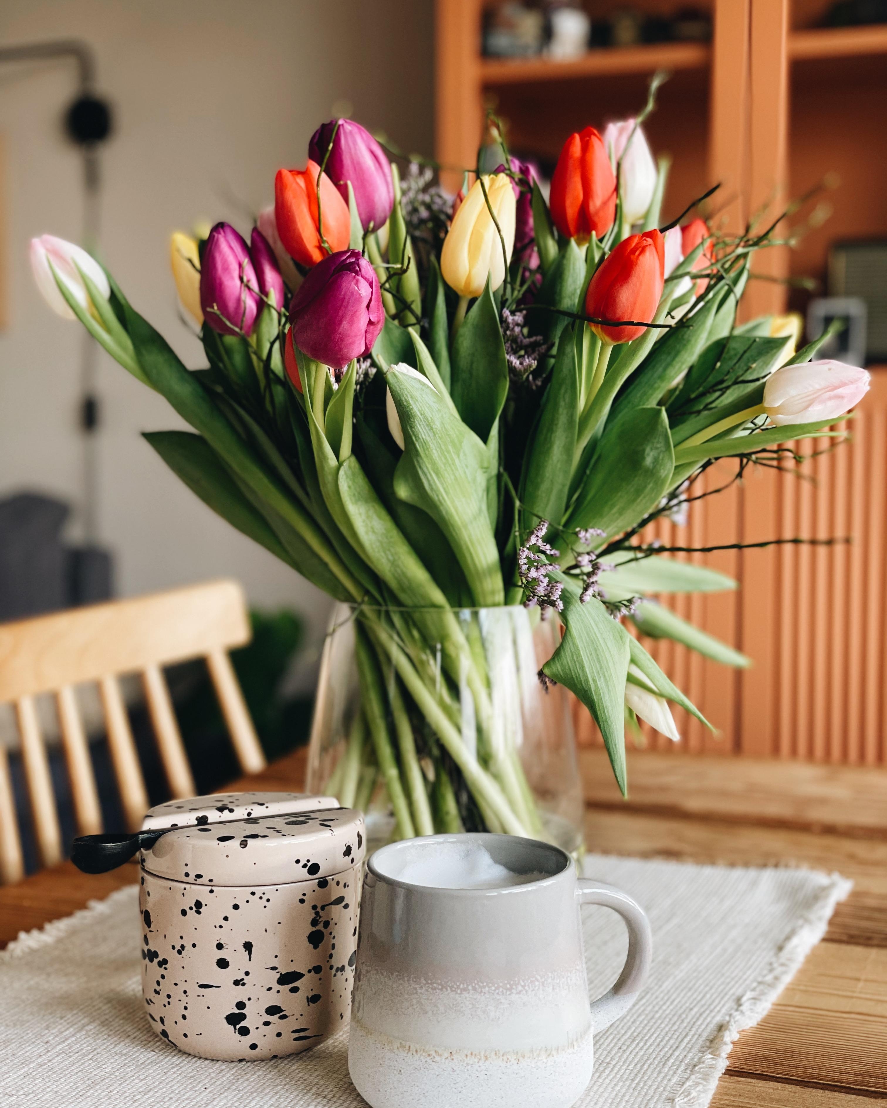 Flowerpower #freshflowers #tulips #frühlingsgefühle #home #details #livingroom #inspiration #couchliebt 