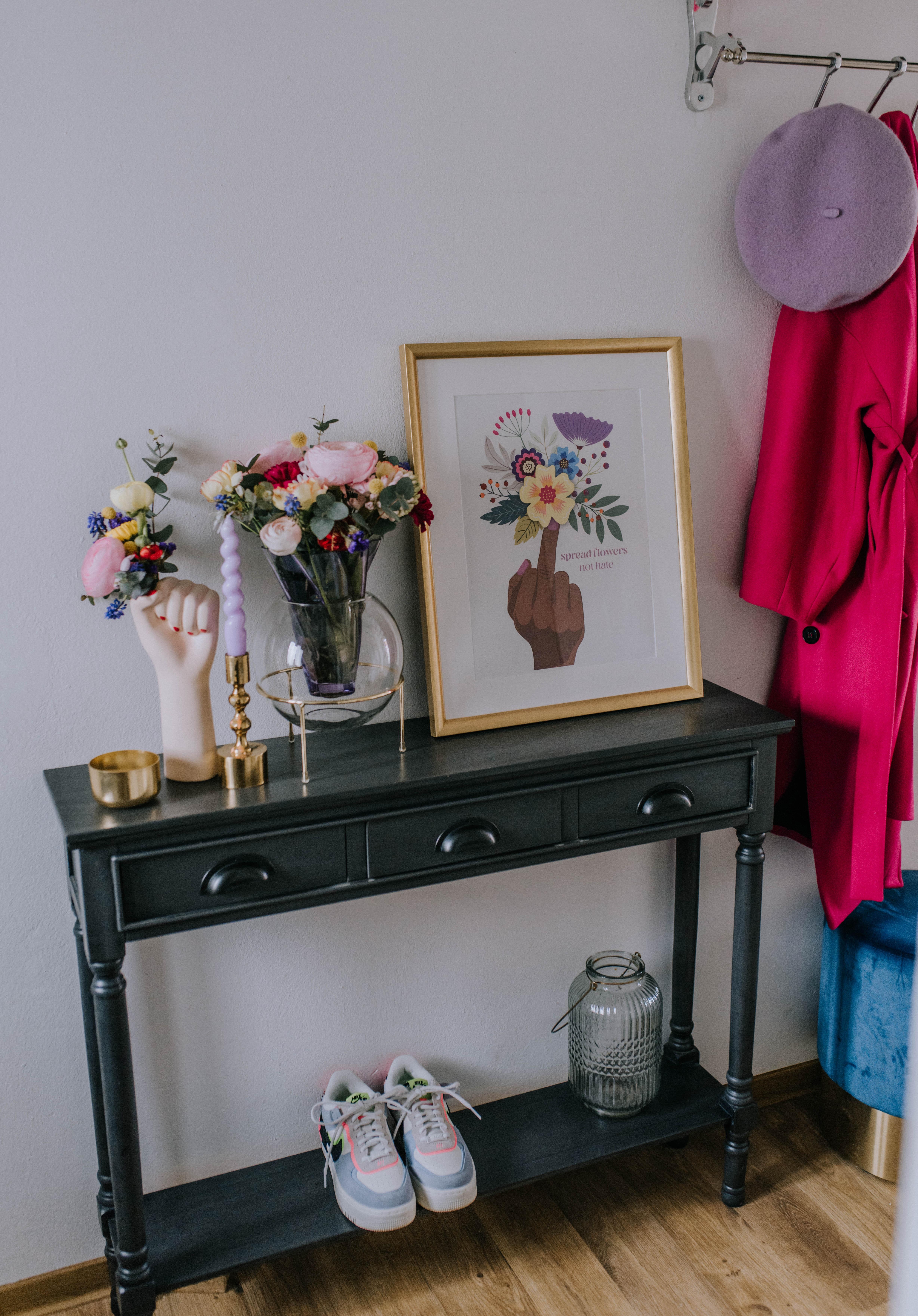 Flowerpower im Eingangsbereich 
#mehramore #pastell #couchstyle #couchliebt #print #flur 