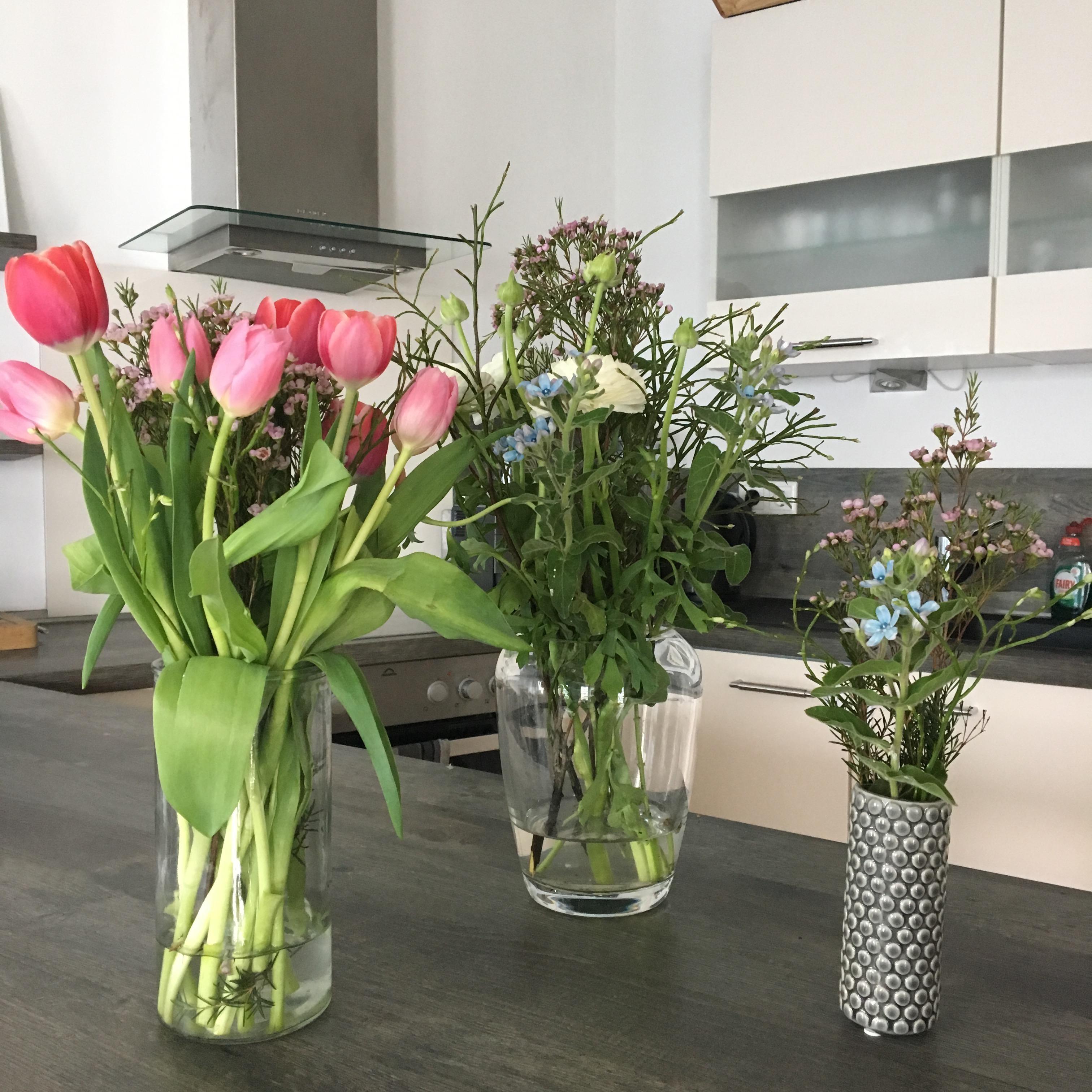 Flowerpower in der Küche 🌸
#sommerlieblinge #blumen #vasen #küche #whitehome #kitchen #tulpen
