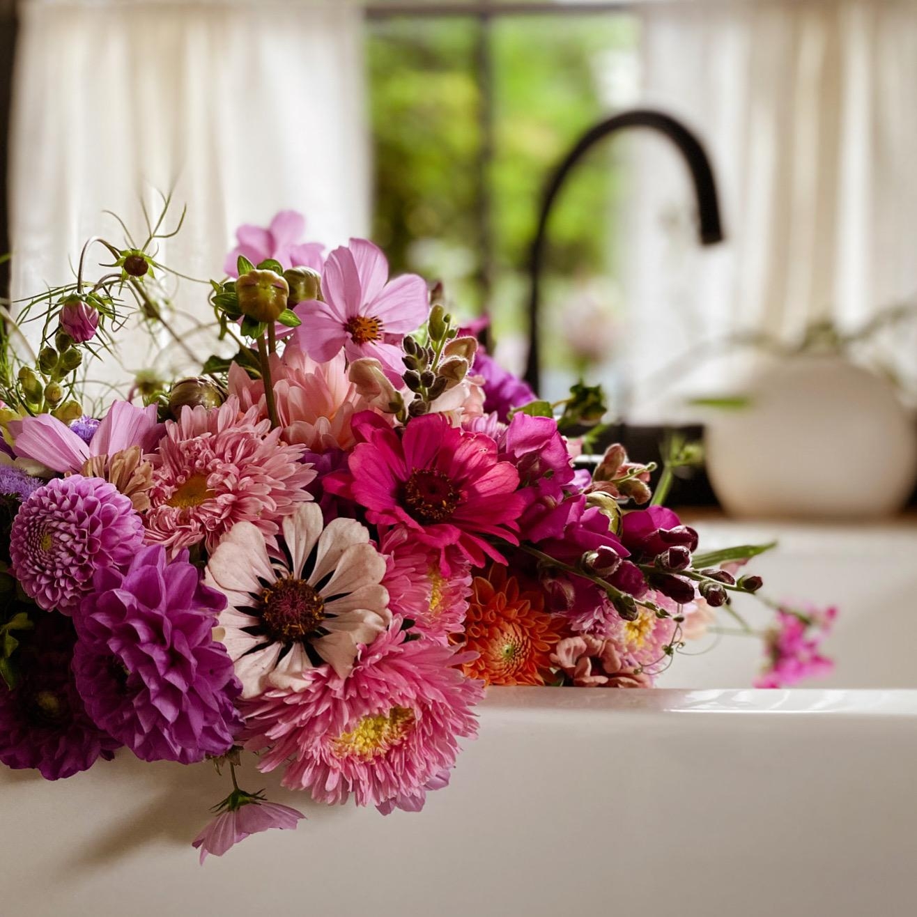 #flowerpower#blumenensemble#selbstgepflückt#kitchendecor#flowerslover#blumenmädchen