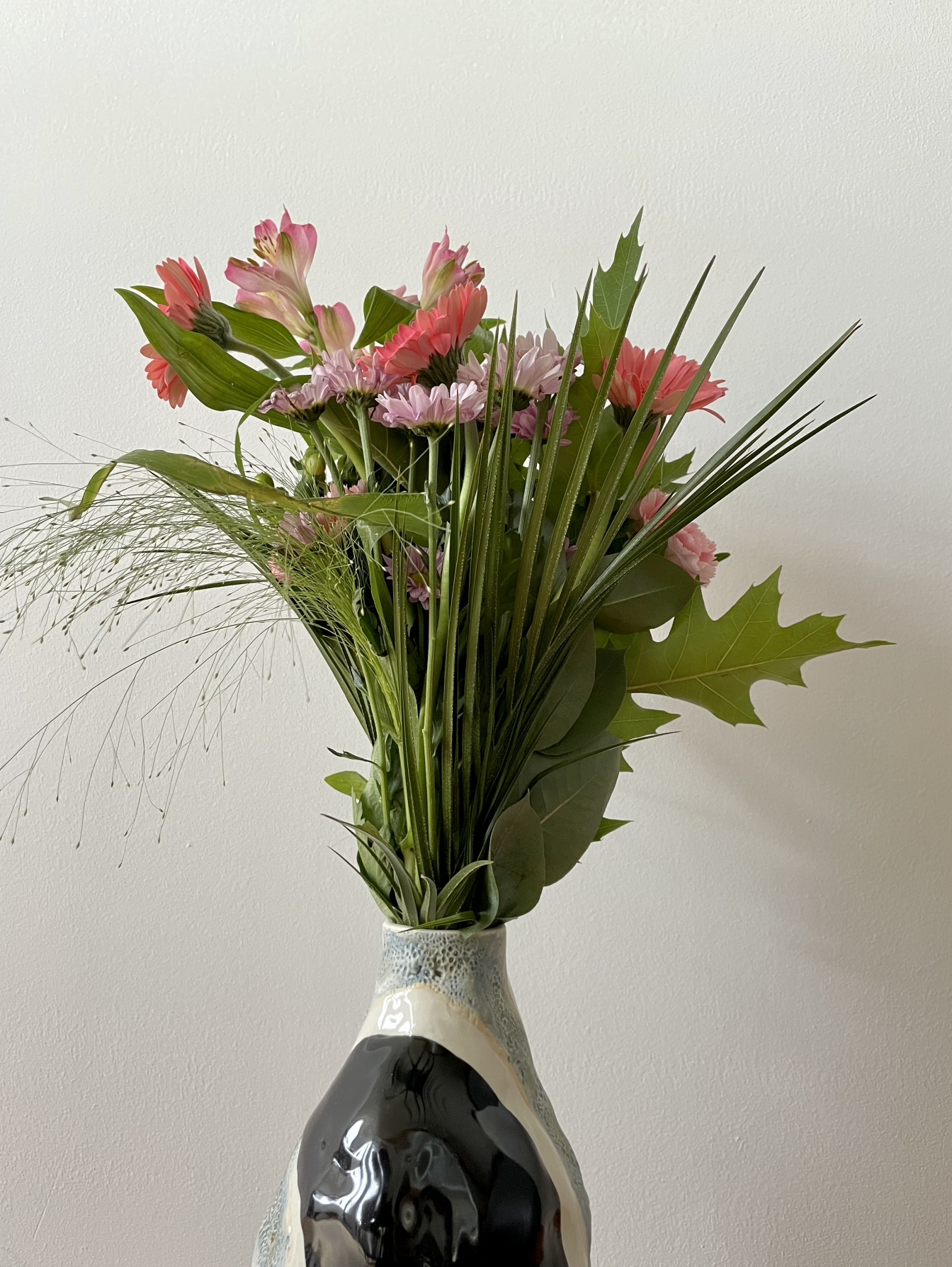 flowers 🌸 💐 
#hay #vase #blue #black #interior #decoration 