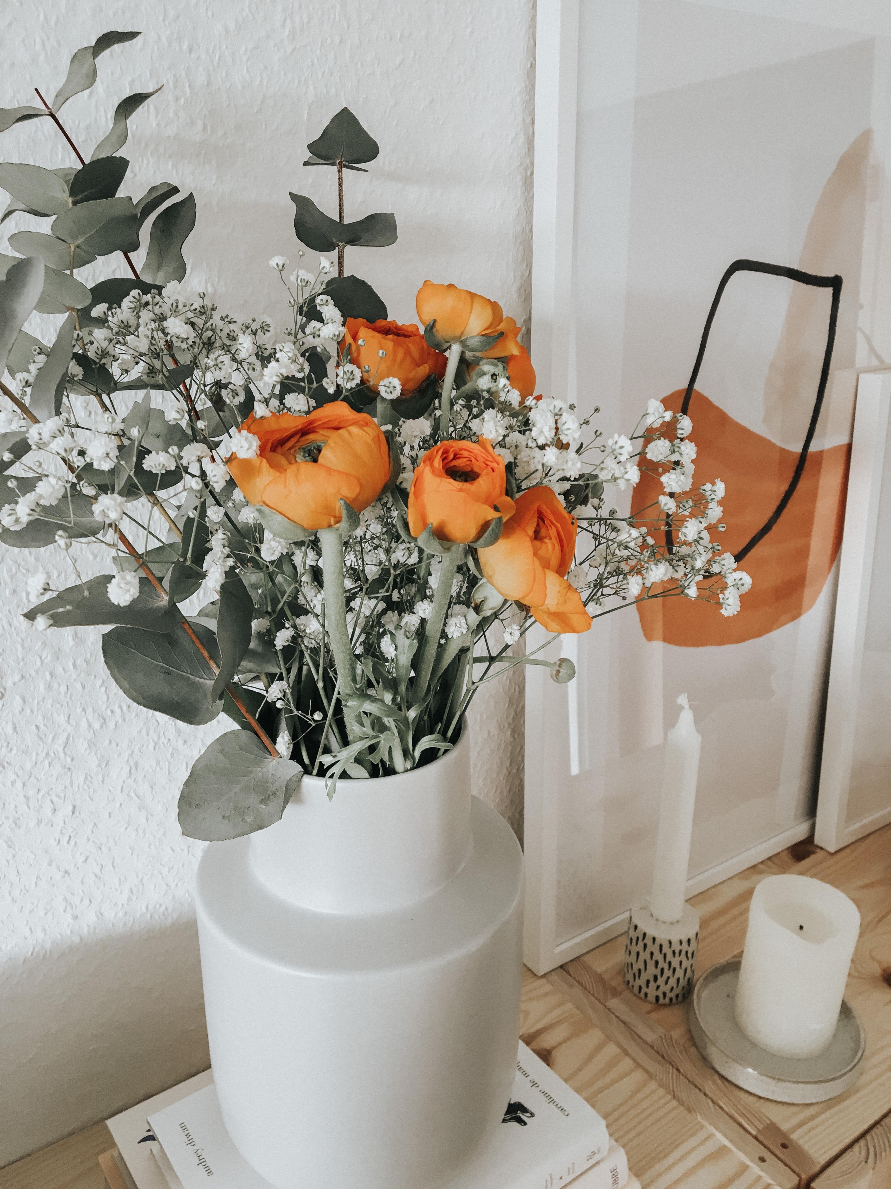 Flowers 🧡
#home #flowers #details #livingroom #orange #hygge #couchstye #weekend 