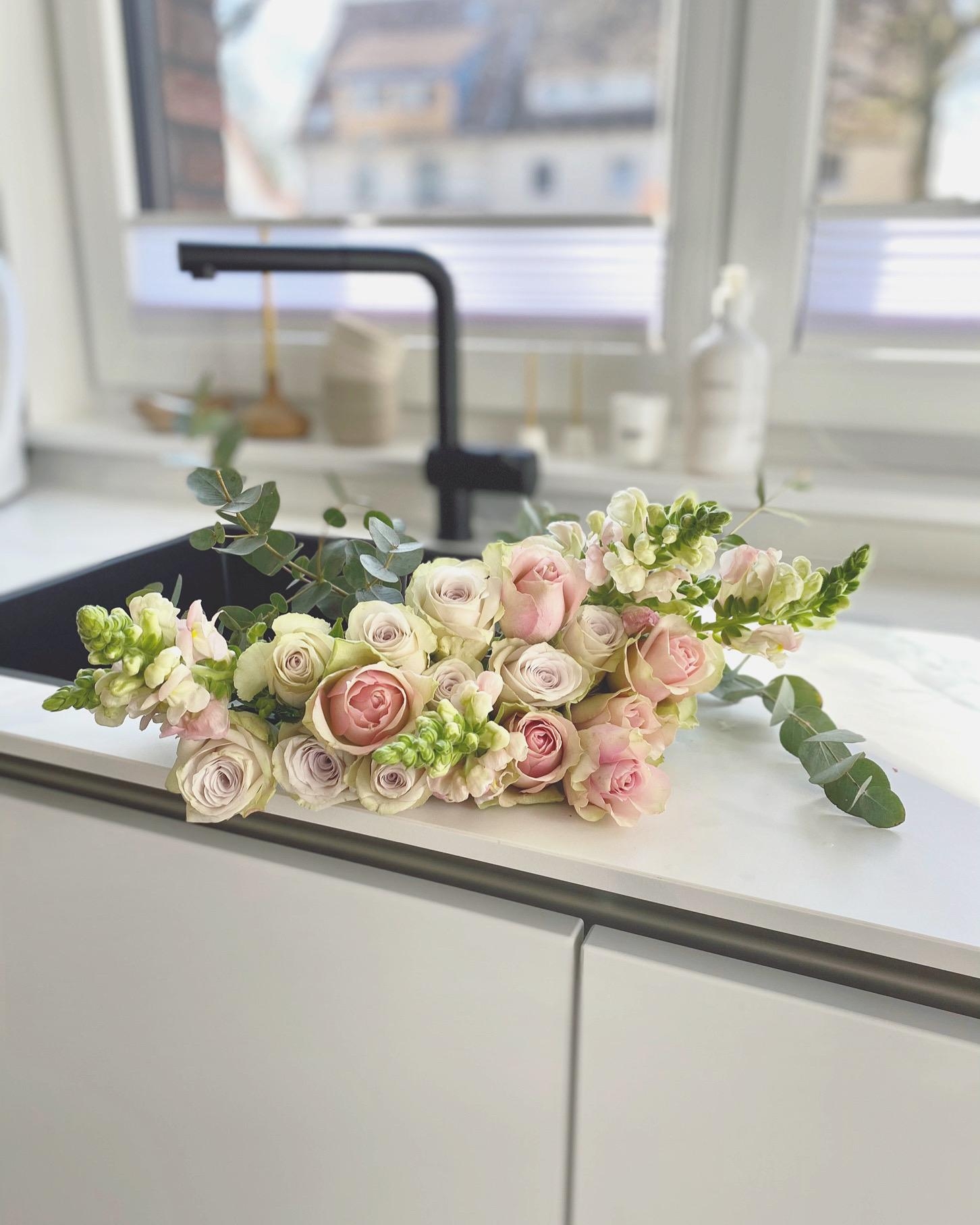Flowers for you 🌸🌸
#blumen#blumenliebe#küche#freshflowers#interior