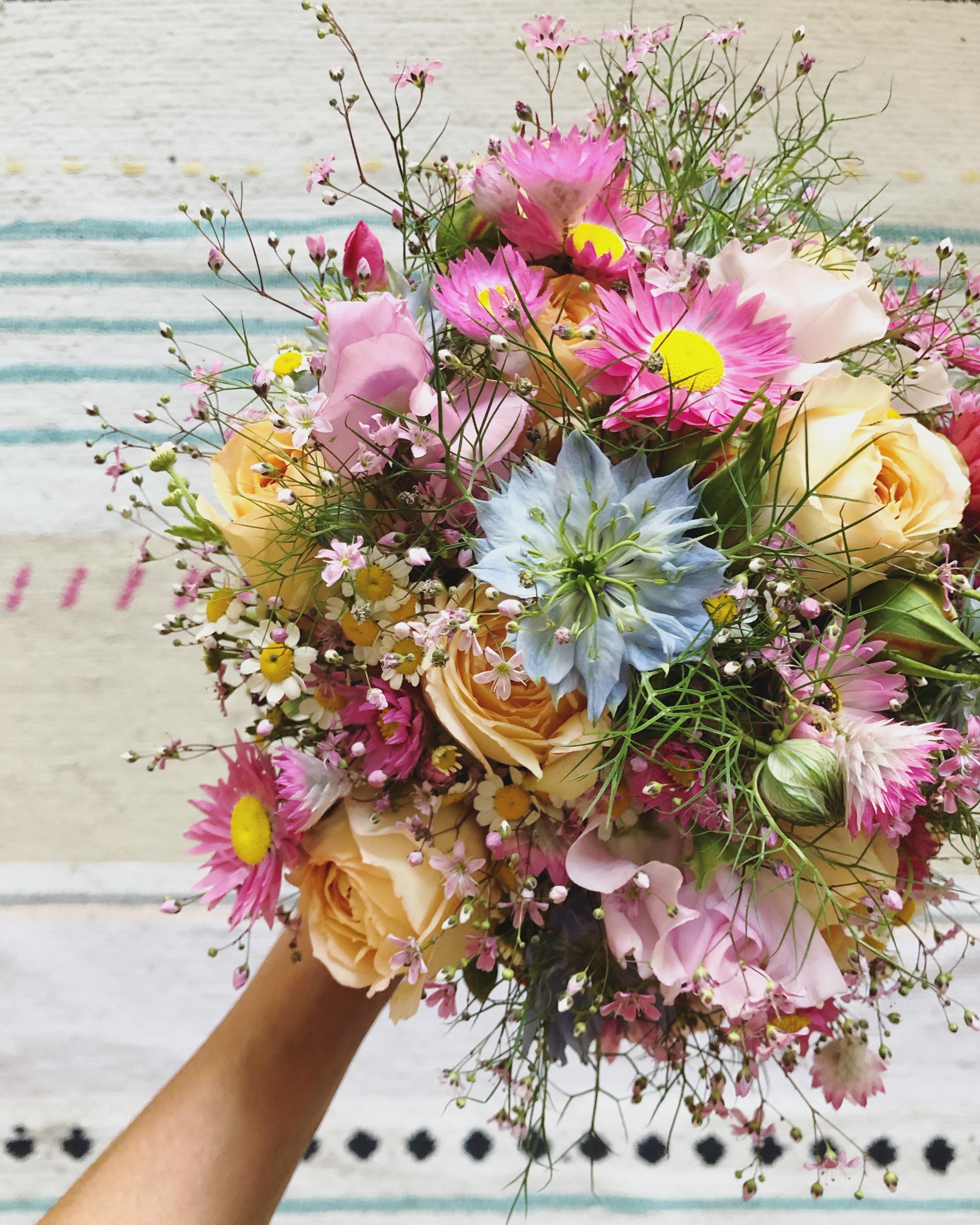 #flowers #gardenflowers #floristgirl #colorful #blooms #wedding 