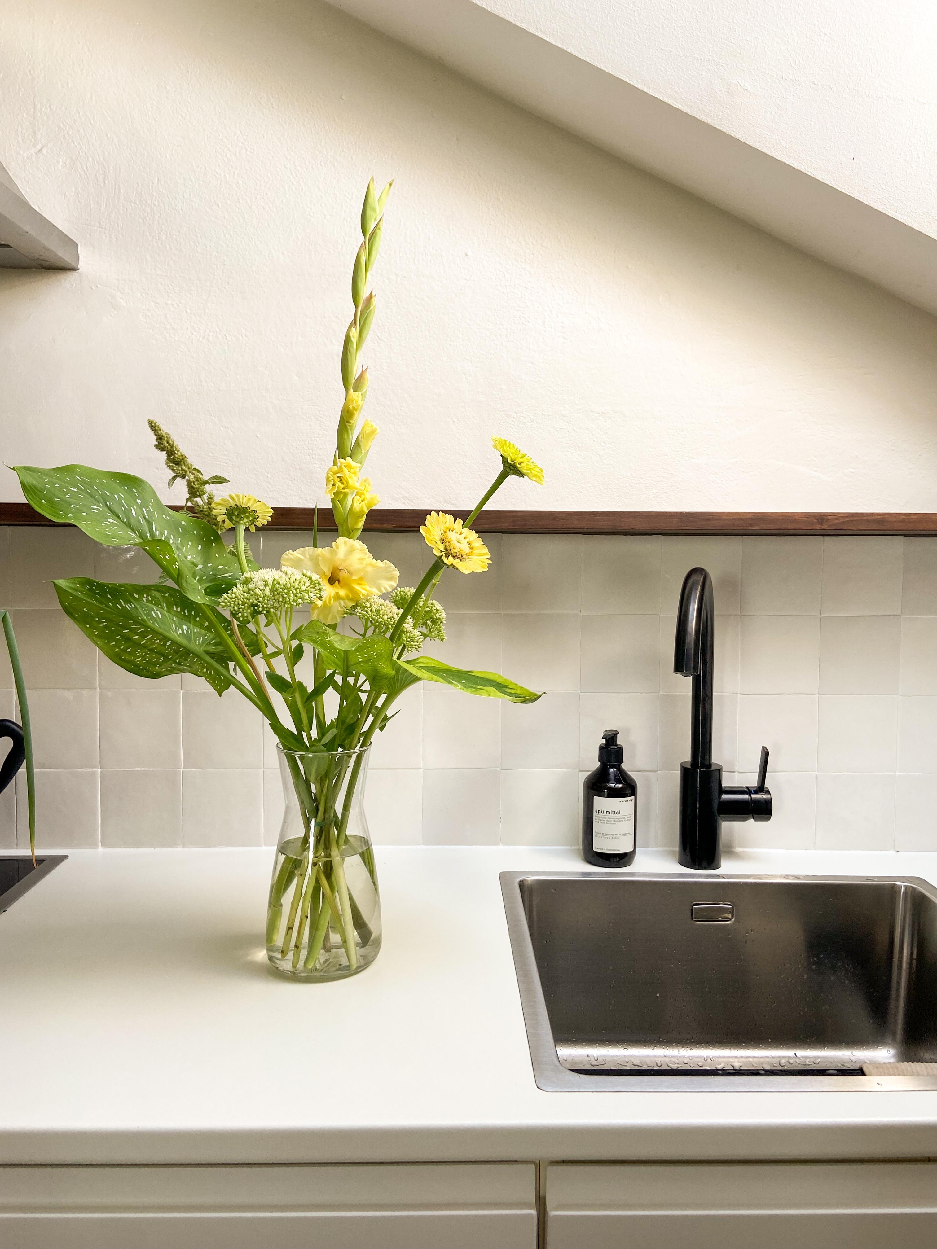 Flowers in the kitchen 🌼
#flowers #blumen #blumenstrauss #küche #kitchen #zellige #zellugefliesen #weisseküche #whitekitchen #wabisabi #wabisabiinterior #naturalinterior