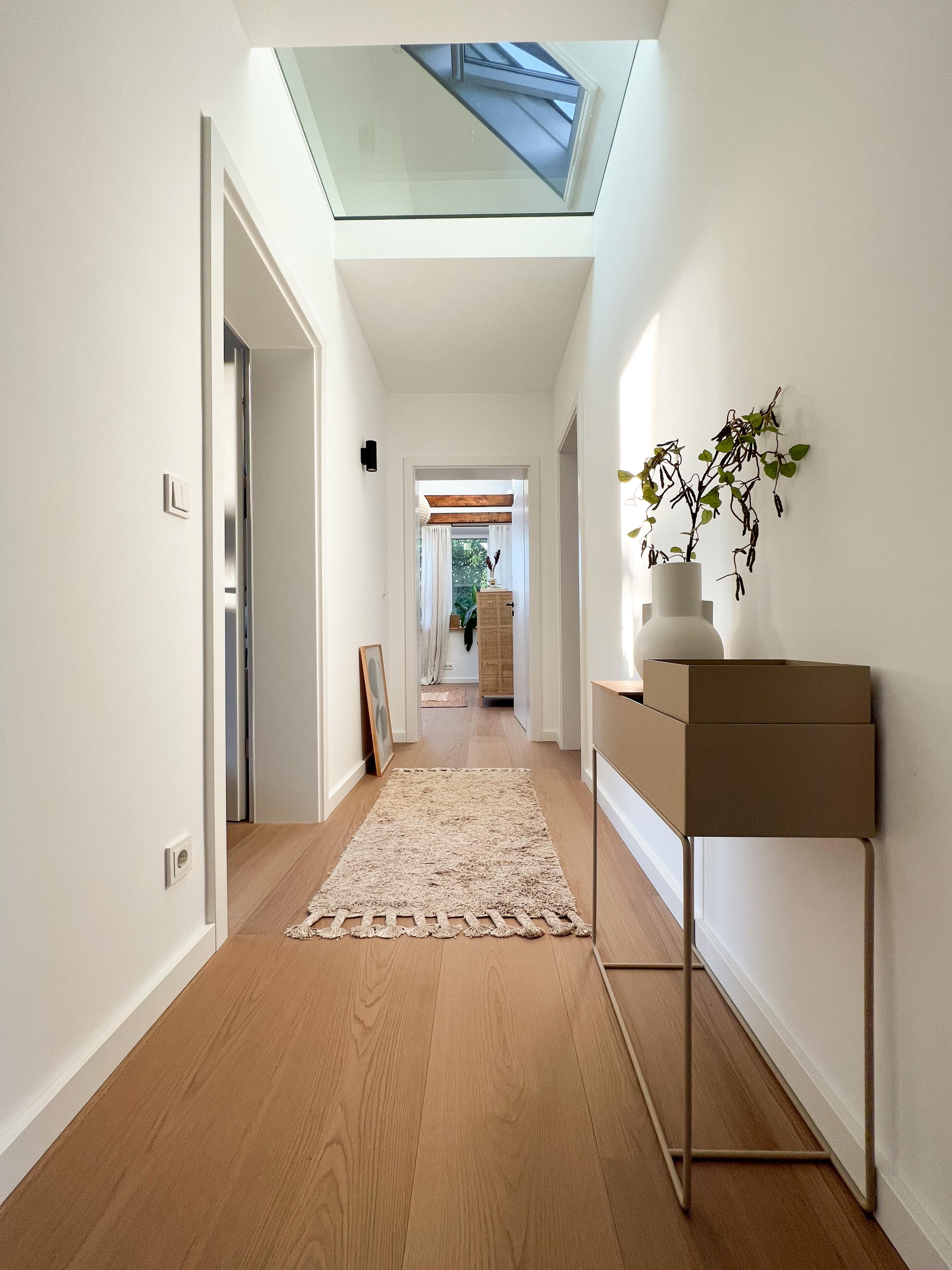 Flur mit Blick ins Dach – Panzerglas im Spitzboden für mehr Lichteinfall im Flur 🤍 #flur #hallway #altbaurenovierung 