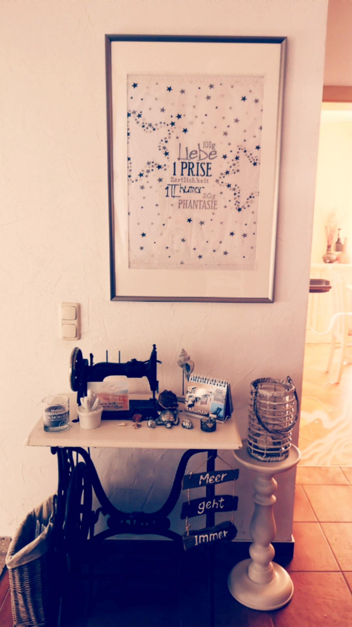 Flurdeko: Das Liebesrezept an der Wand ist ein DIY Projekt, ein gerahmtes Küchentuch mit Print. #diywandschmuckimflur