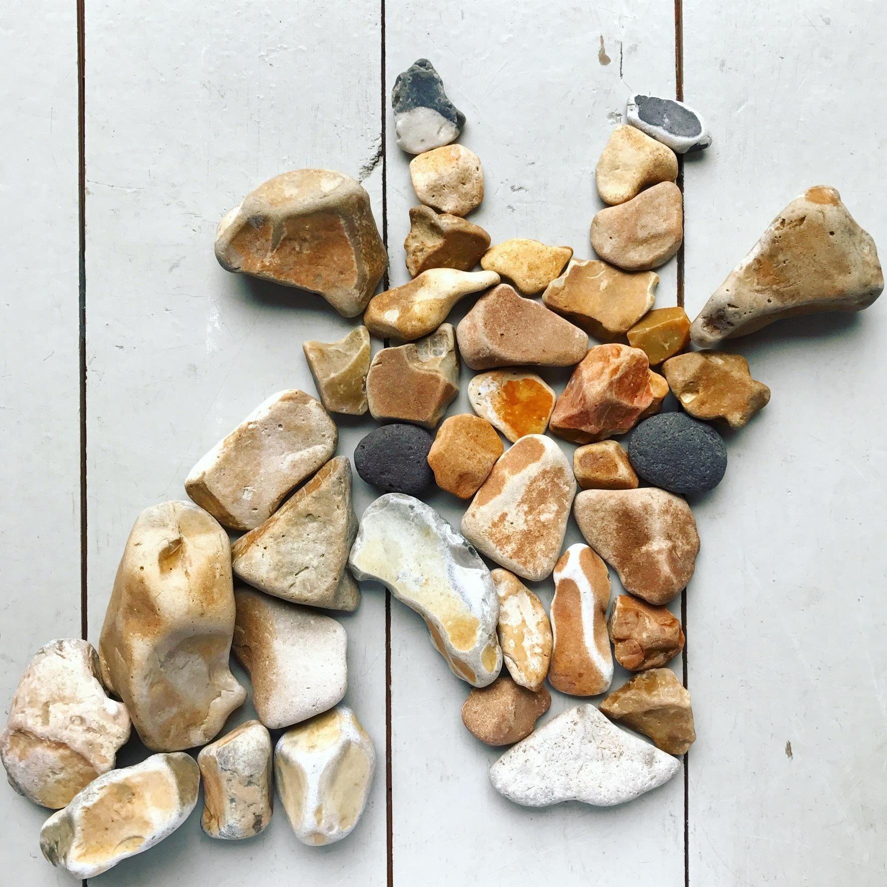 Flusskiesel sammeln und los geht‘s #Kieselpuzzel #riverstone #Flusskiesel #mosaik #summerdiy #stonepicture #naturdiy