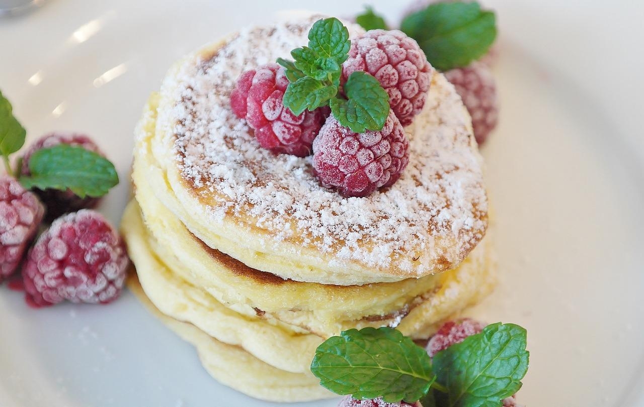 #Food#
Ein leckerer Pancake Turm mit Himbeeren und Minze. Serviert mit Ahornsirup oder Vanille Eis! 