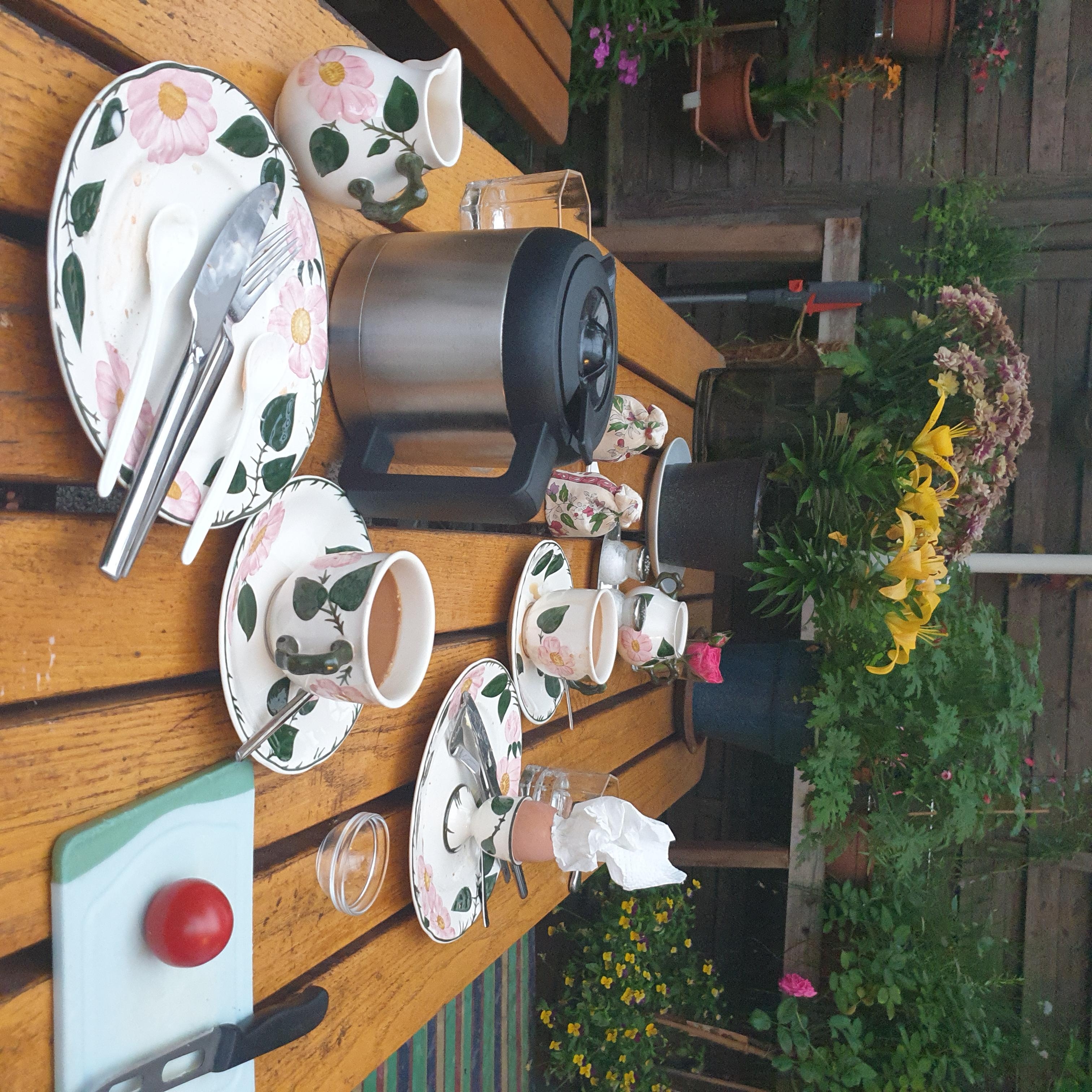 #foodchallenge #frühstückstisch  Bei schönem Wetter frühstücken wir am liebsten auf der Terrasse.
