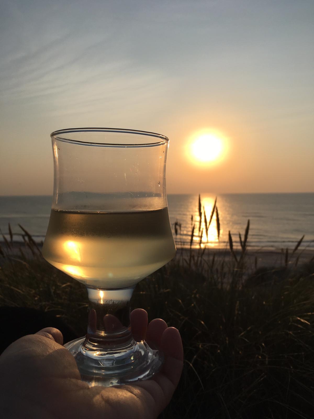 #Foodchallenge  #Lieblingsdrink
Ein Glas Wein am Strand