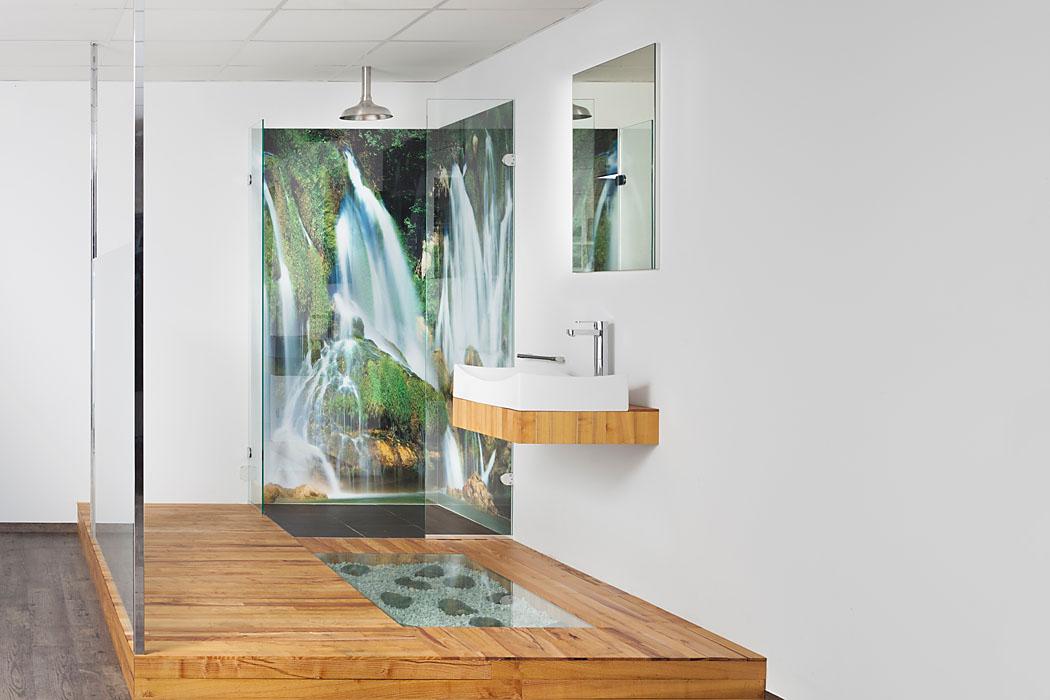 Foto Glaswand im Badezimmer #badezimmer #waschbecken #glaswand #holzwaschbecken ©Philipp Neumann Fotodesign