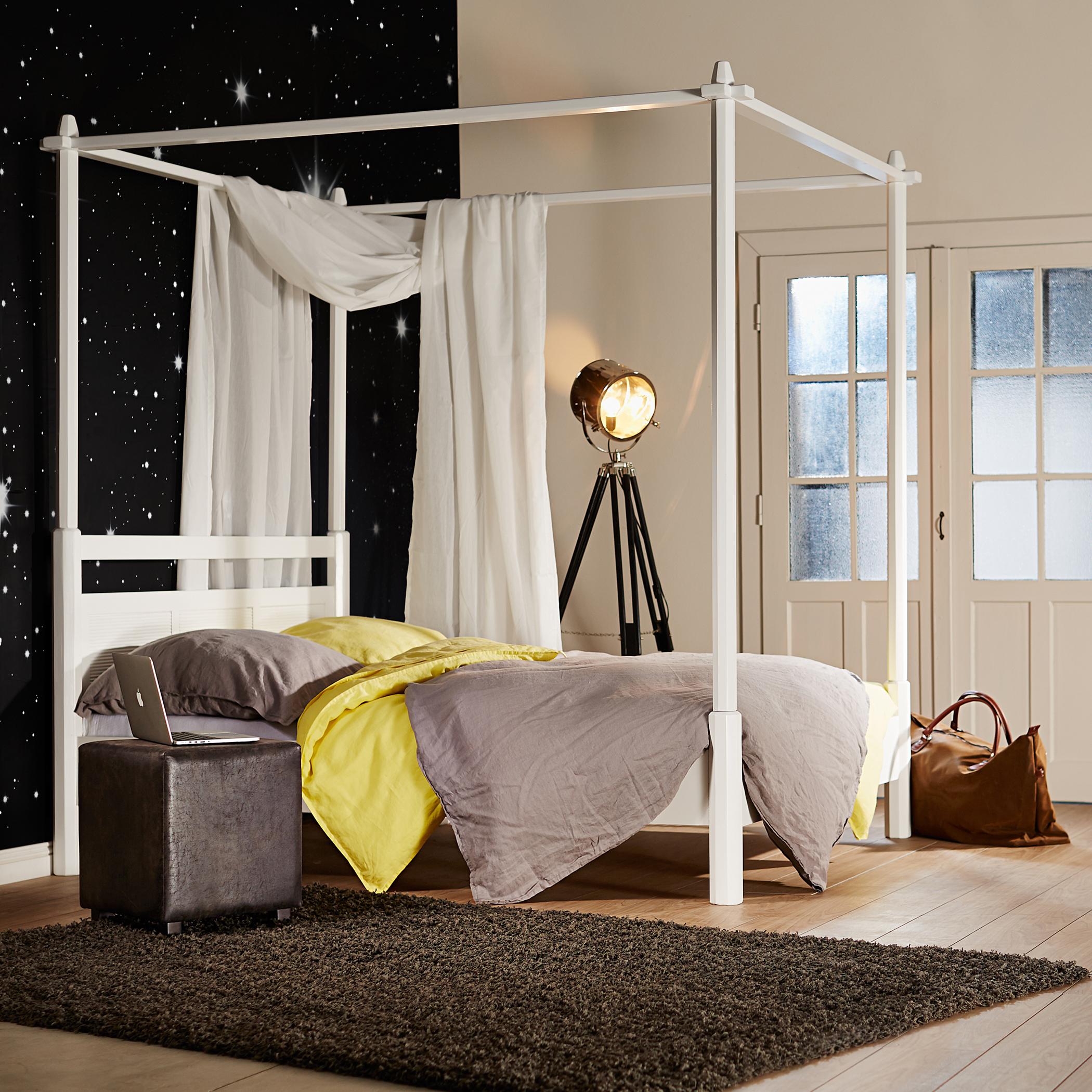 Fototapete mit Sternen #bett #teppich #himmelbett #fototapete #schlafzimmerbeleuchtung ©Butlers