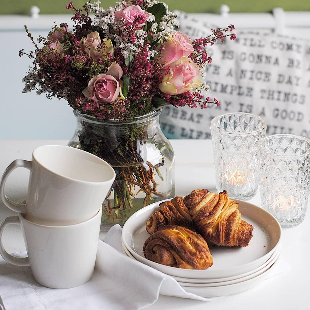 Franzbrötchen, Kaffee und Blumen gegen das angekündigtw schlechte Wetter morgen 💦💨 #flowers #cozy #skandistyle