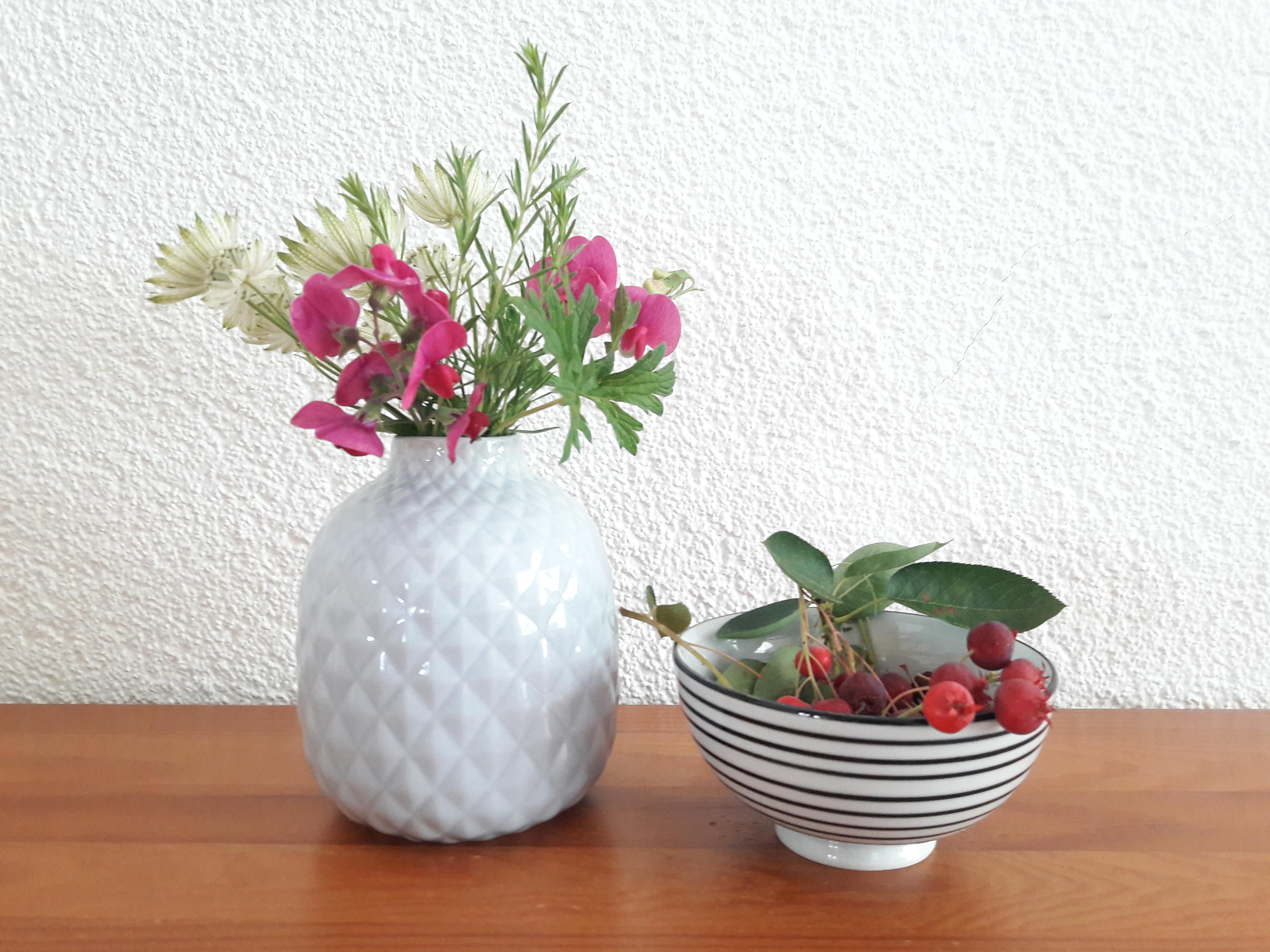 Freche Früchtchen aus dem #garten 
#gardening #sommer #felsenbirne #lecker #schale #housedoctor #vase 