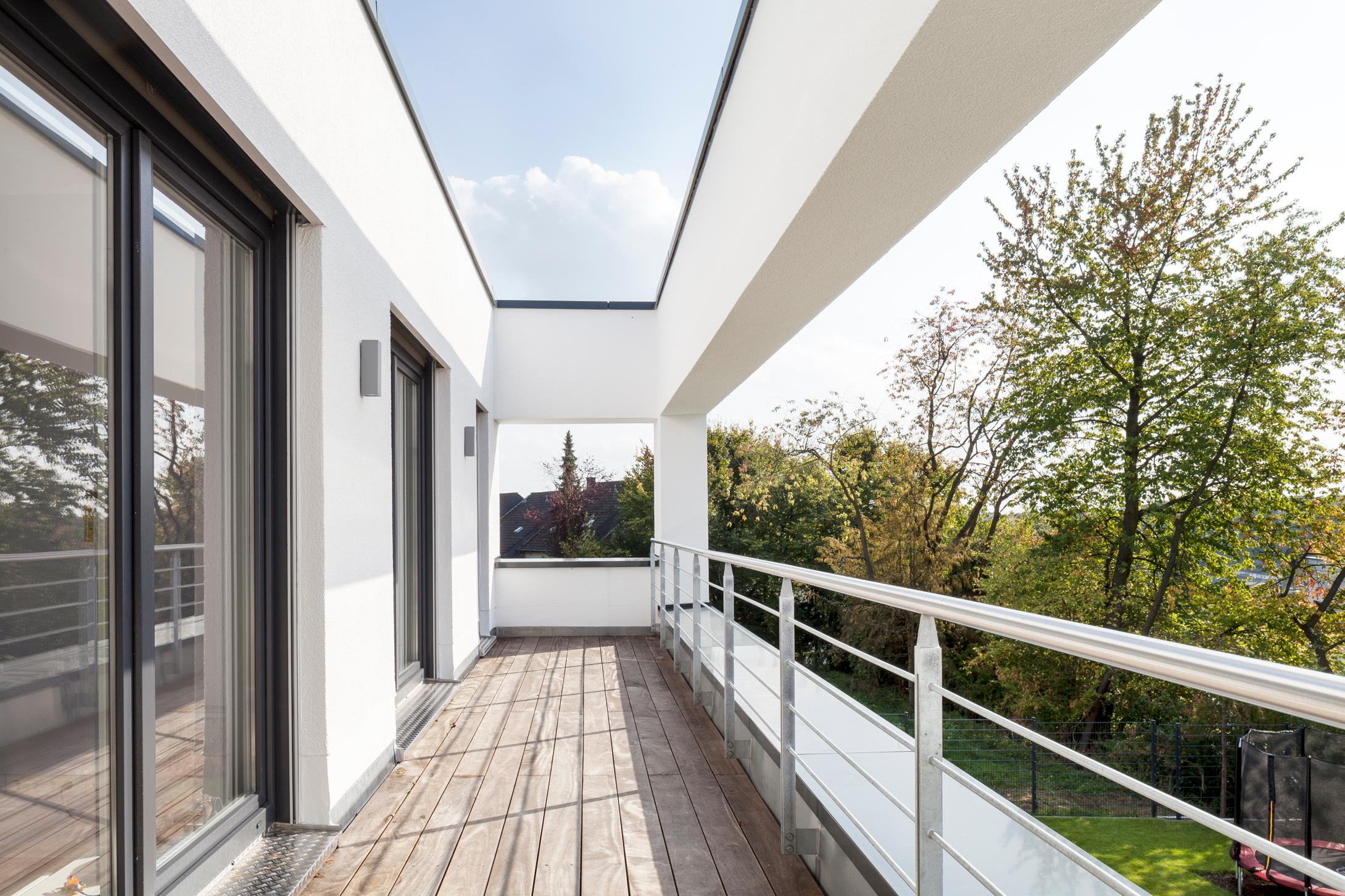 Freibereich #bauhausstil #terrasse #minimalistisch #eingang #flachdach #garage #innenarchitektur ©Constantin Meyer Photographie