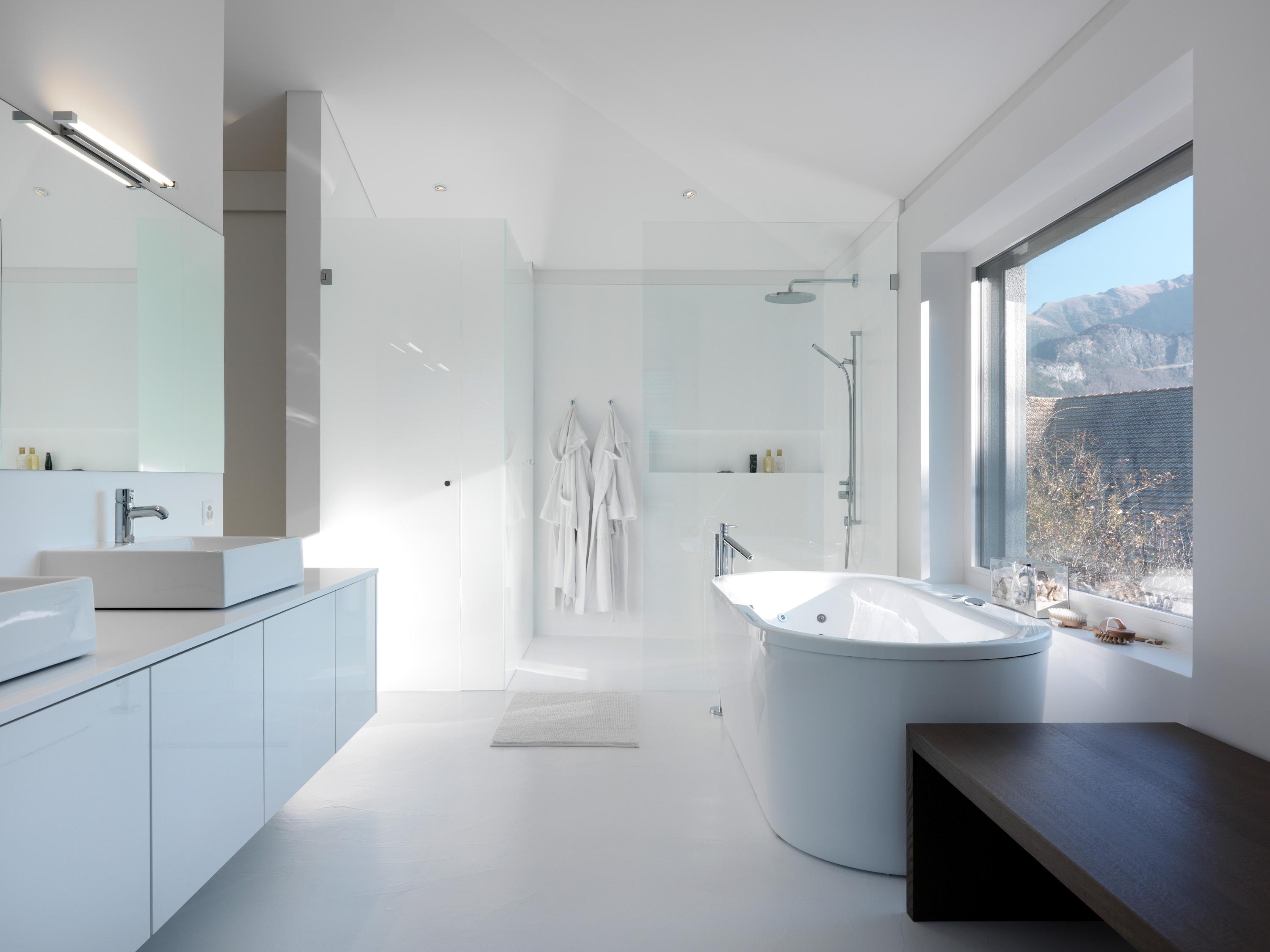 Freistehende Badewanne in Weiß #waschbecken #freistehendebadewanne #waschbeckenunterschrank ©Leicht Küchen/Bruno Helbling