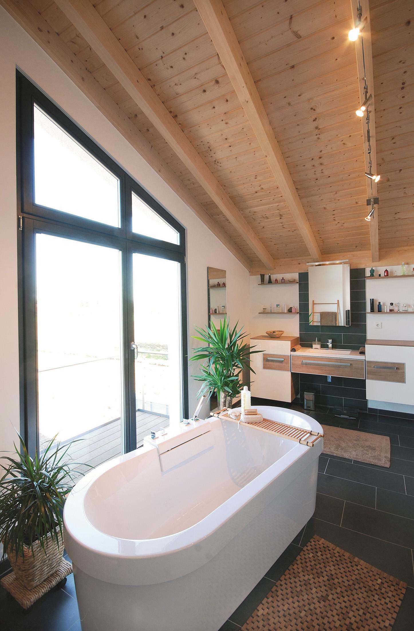 Freistehende Badewanne mit Wannenablage #badewanne #badezimmerspiegel #holzdecke ©Stommel Haus