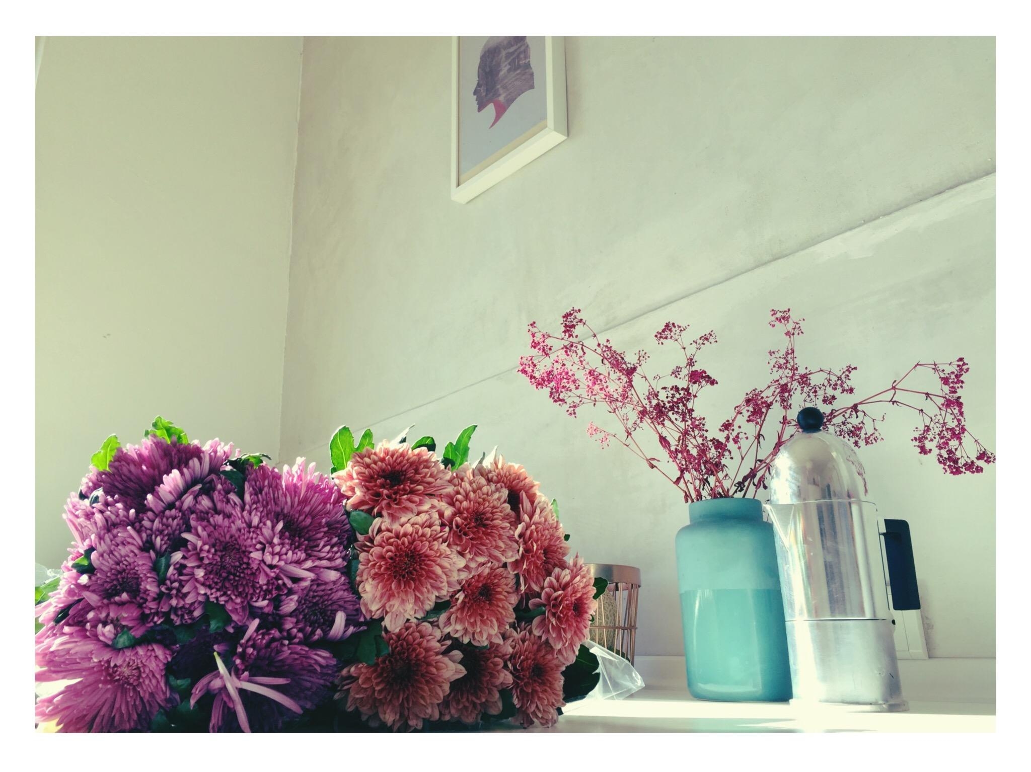 Freitag bedeutet Blumen für die Wohnung kaufen. #blumen #farbenfroh #kleineküche #fridaymood #hamburg #markt #altona 