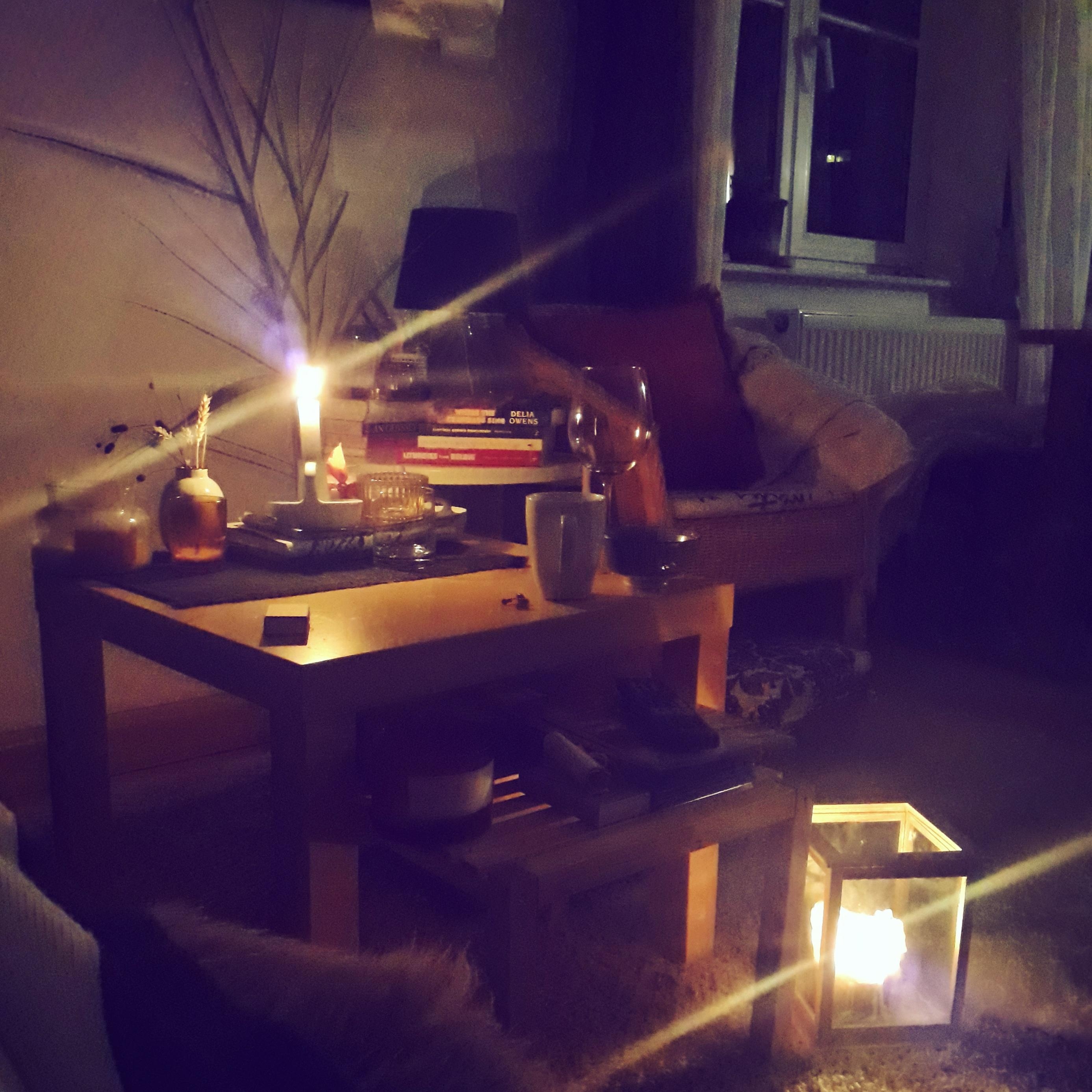 Freitagabend nach einer vollen Arbeitswoche - warmes Licht willkommen ♡ 
#candles #autumnvibes #couch #