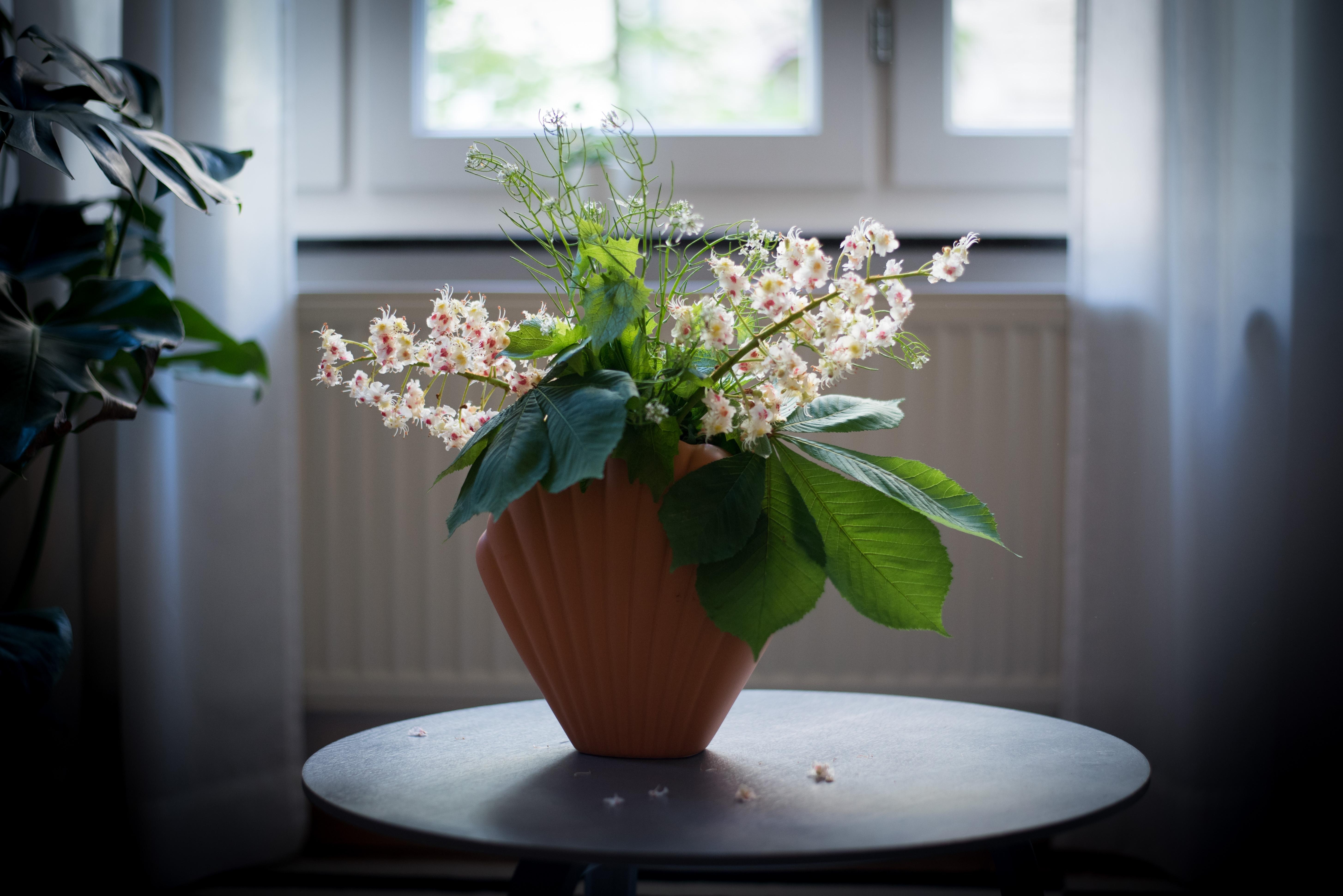 Freitagsblumen - kommt gut ins Wochenende! #freshflowers #interiordeco #wildflowers #interiorstyle #deco #vase