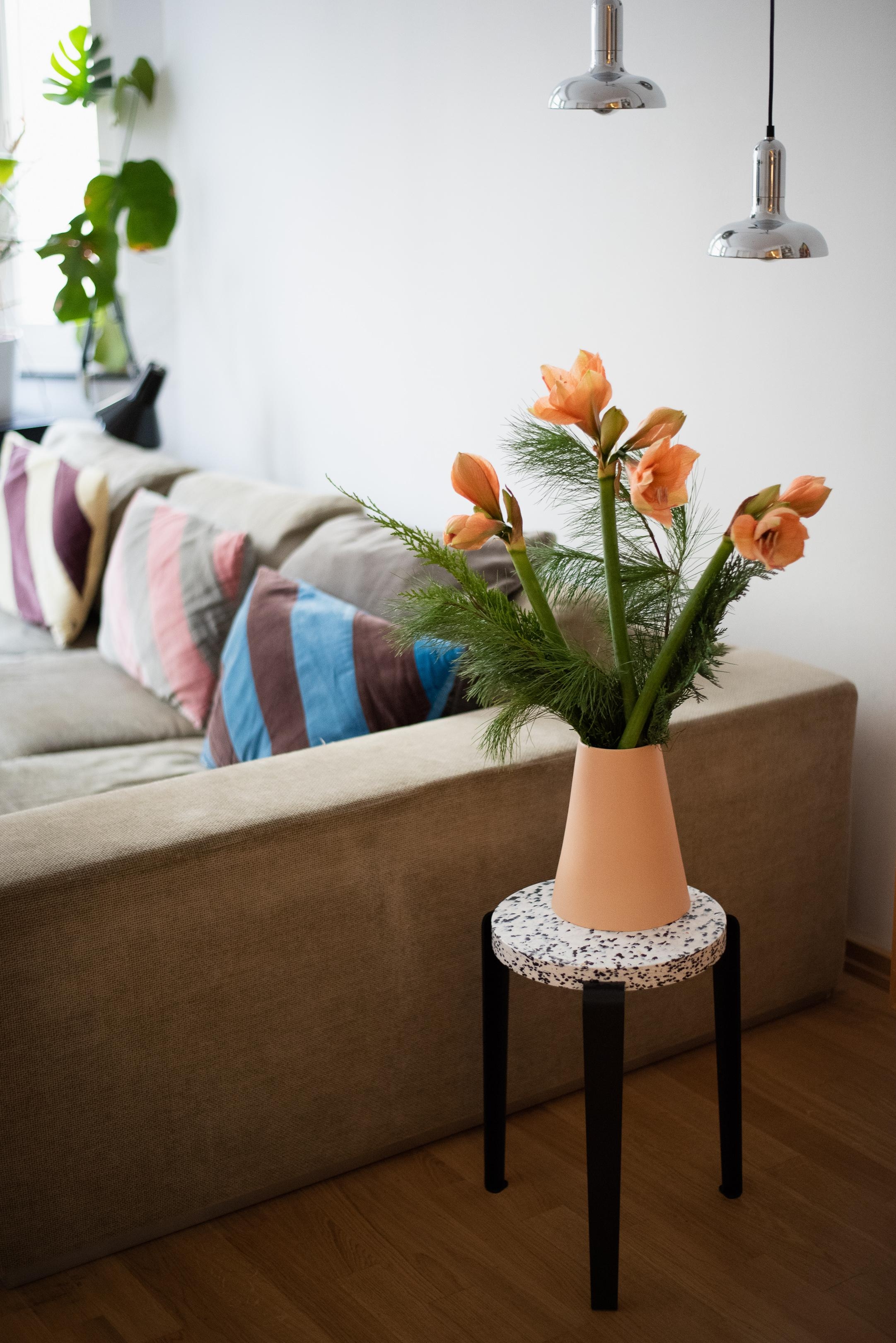 Freitagsblumen 💜 #fridayflowers #amaryllis #hocker #interiordesign #freshflowers #wohnzimmer #sofa
