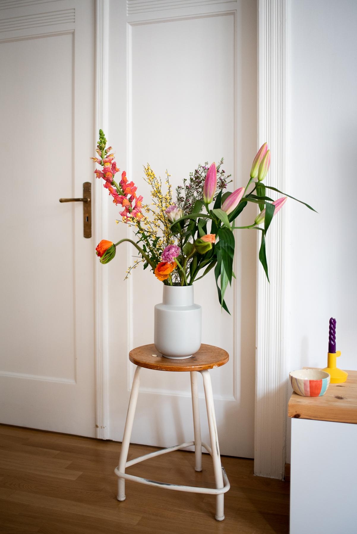 Freitagsblumen! #freshflowerfriday #blumenboquet #vase #vintage #hocker #wohnzimmer #deko #ikea