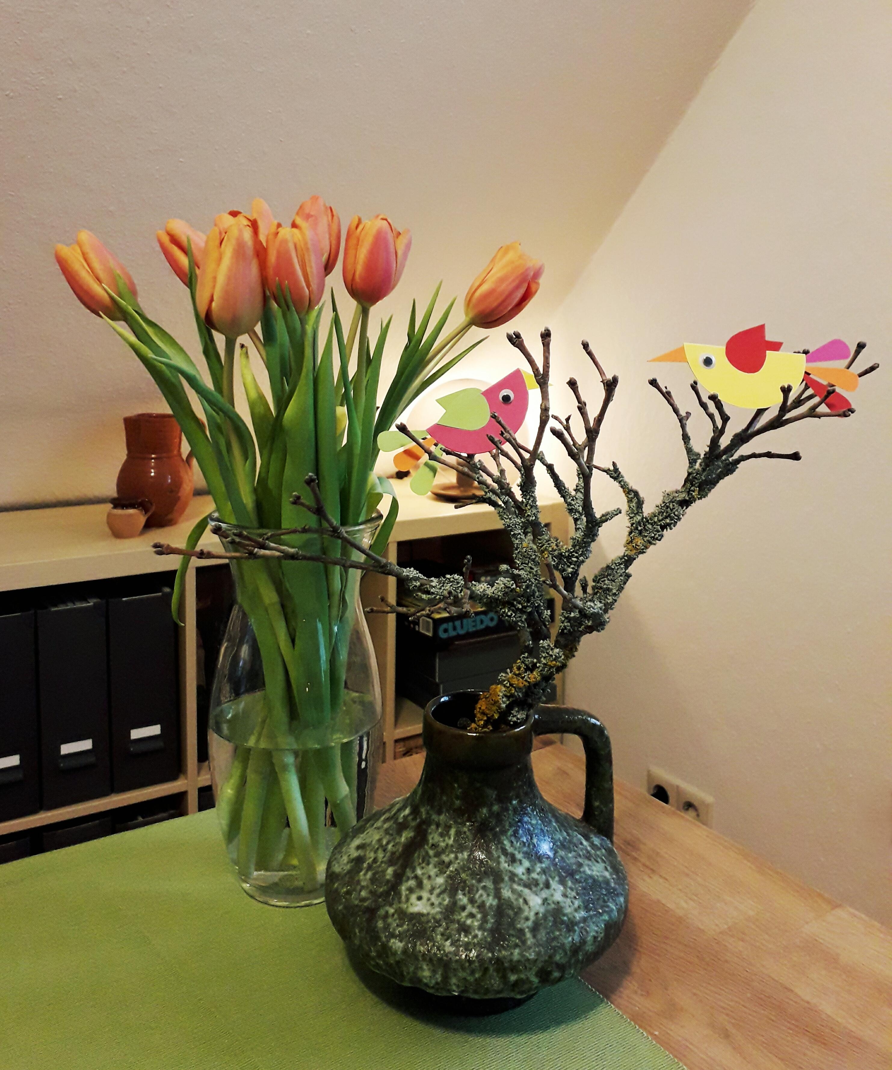 Fresh Flower Friday 🌷🌷🌷
#freshflowerfriday #tulpen #ast #vase #papiervogel