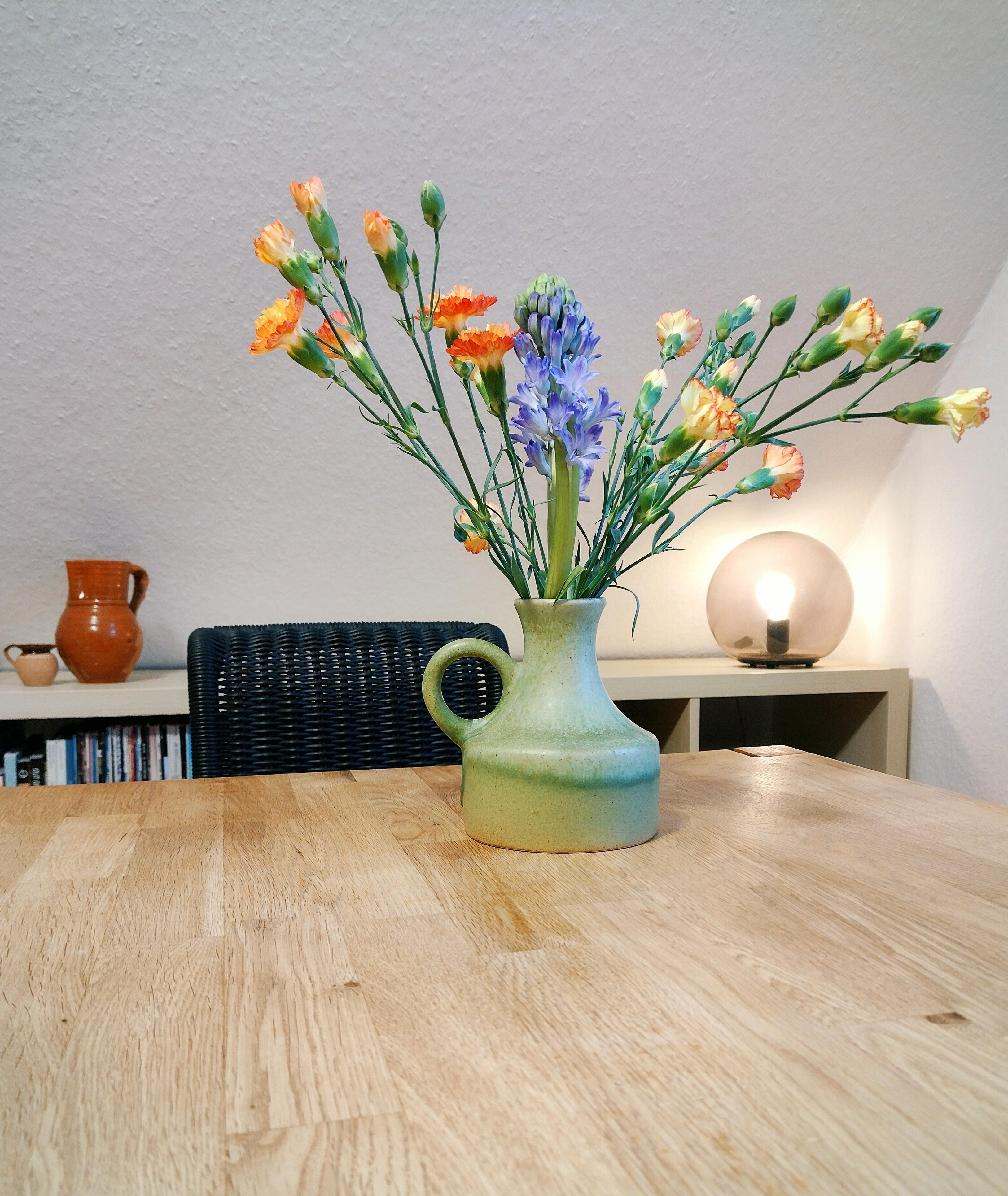 Fresh flower friday 💚
#frischeblumen #vintagevase #kugellampe #esstisch #grünliebe #keramikvase #keramikliebe #dachschräge