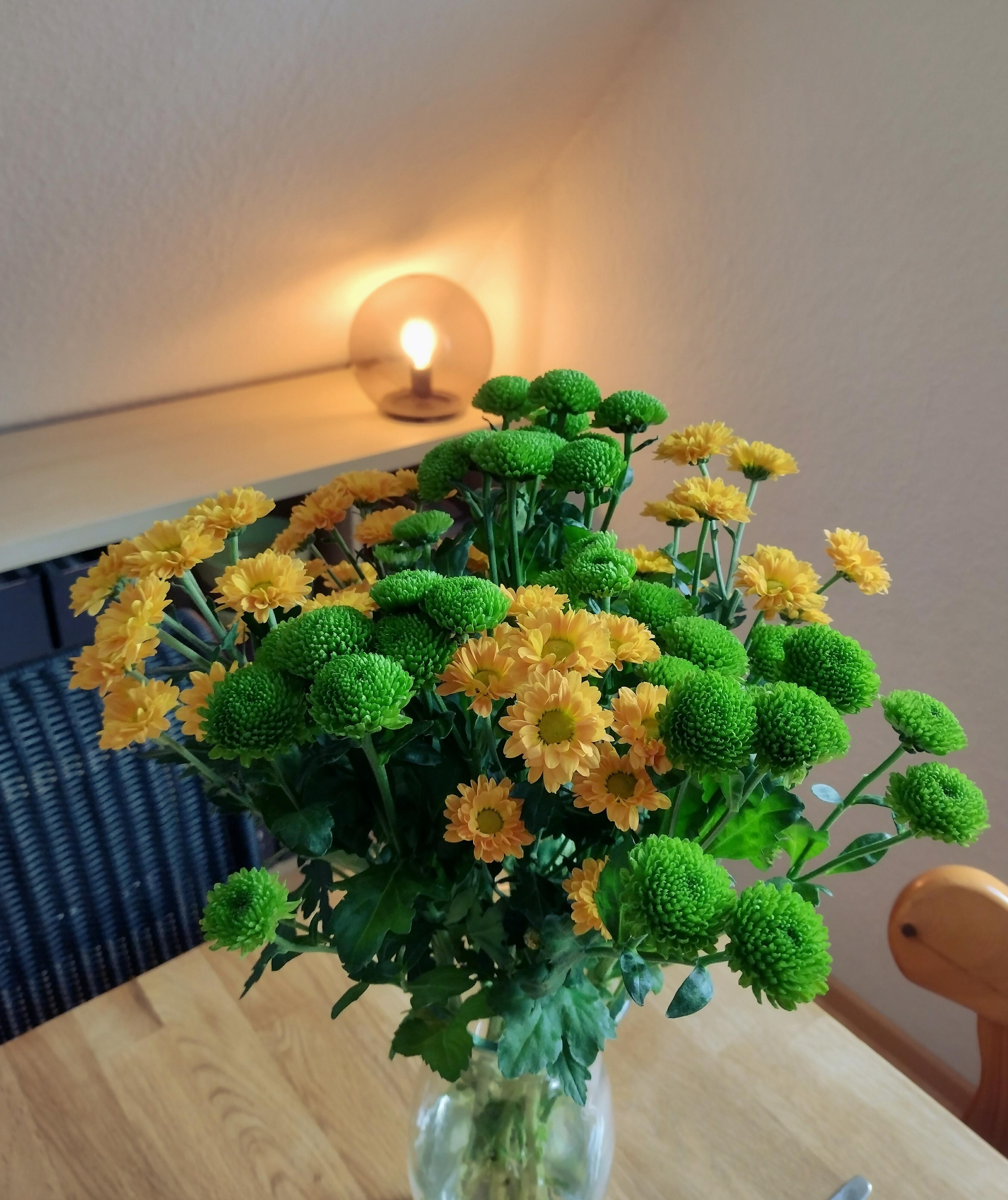 Fresh flower friday #frischeblumen #blumenliebe #lampe #details