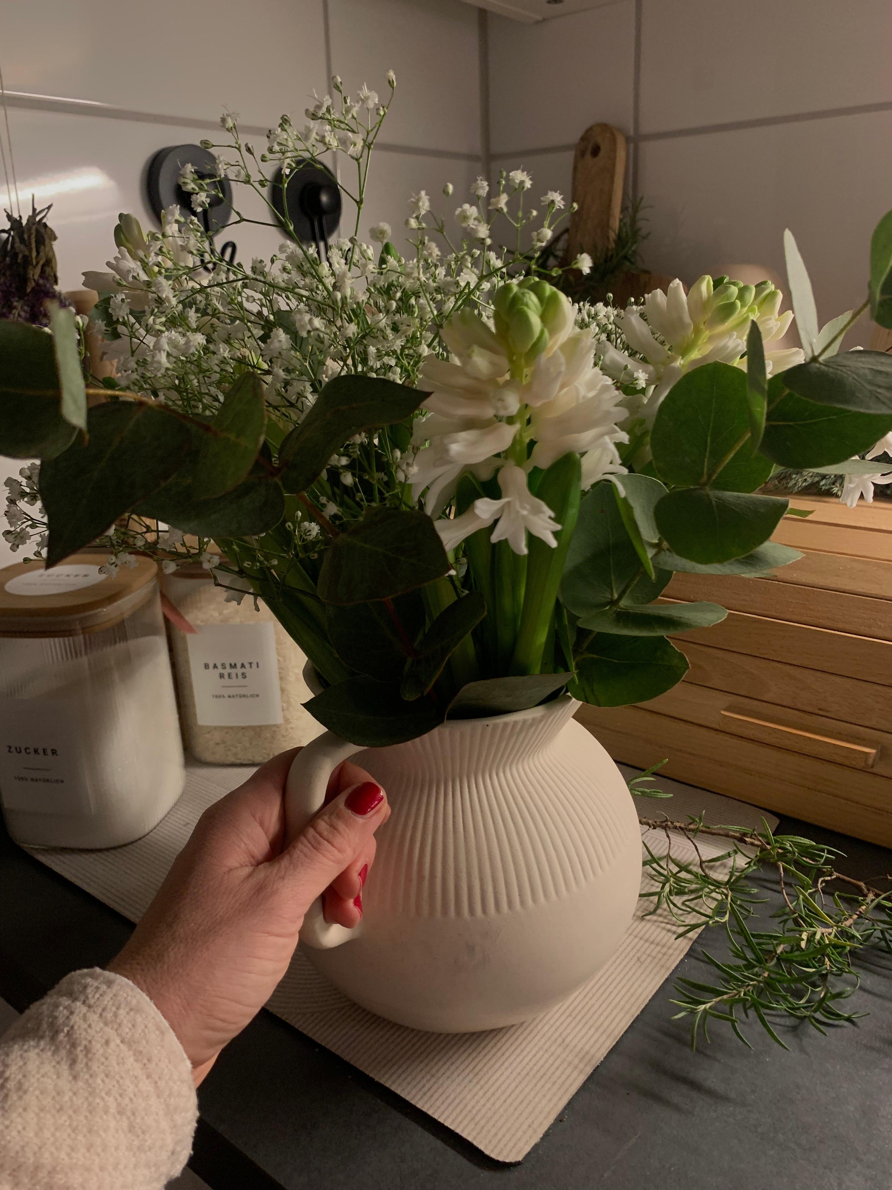 Fresh flower im neuen Jahr 🤍💚
#2025 #happynewjear #holiday 
#vase #küche #flower #freshflower #glas #home #helleswohnen #neuesjahr #januar 