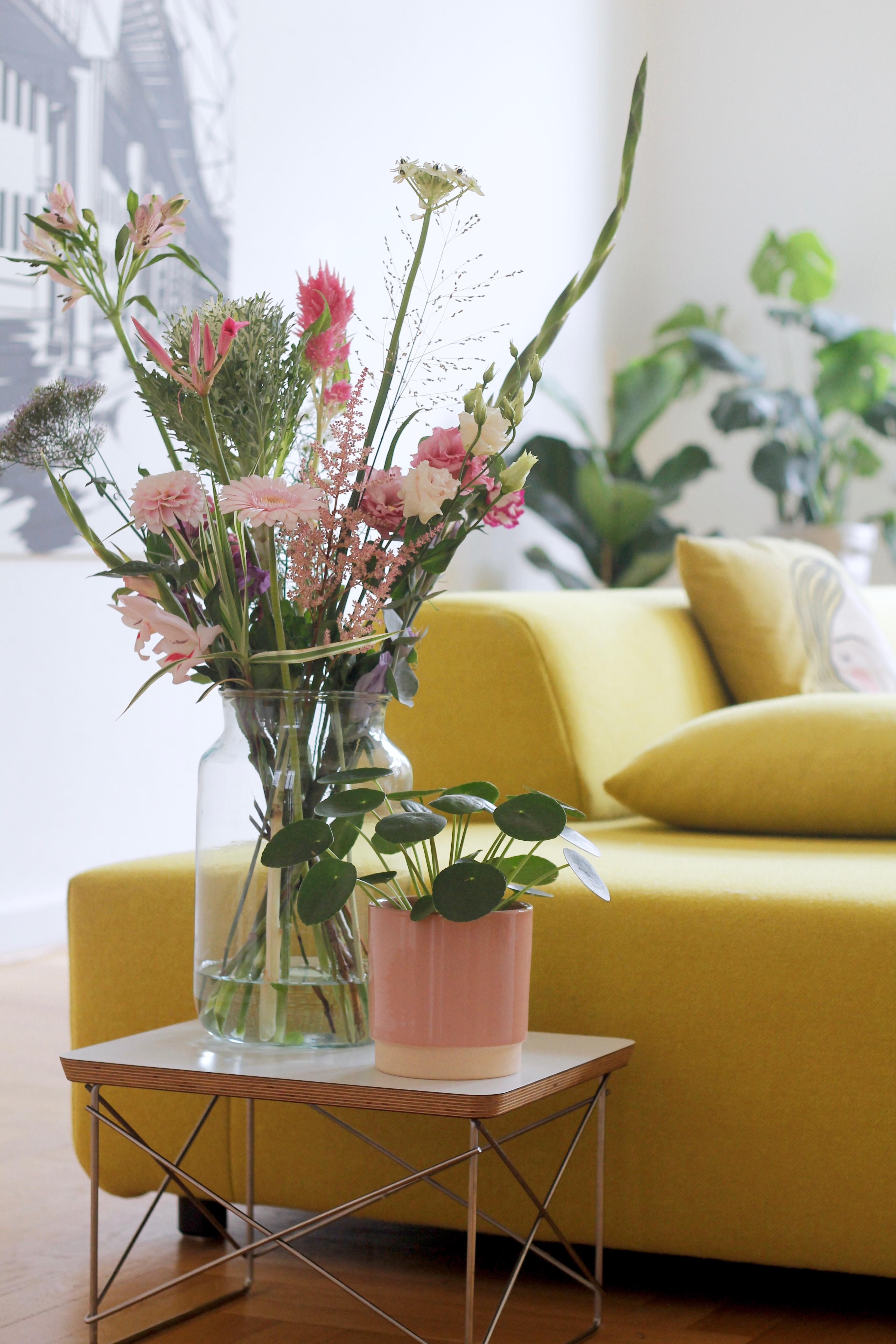 Fresh Flowers
#blumen #bloomon #rosa #wohnzimmer #sofa #urbanjungle