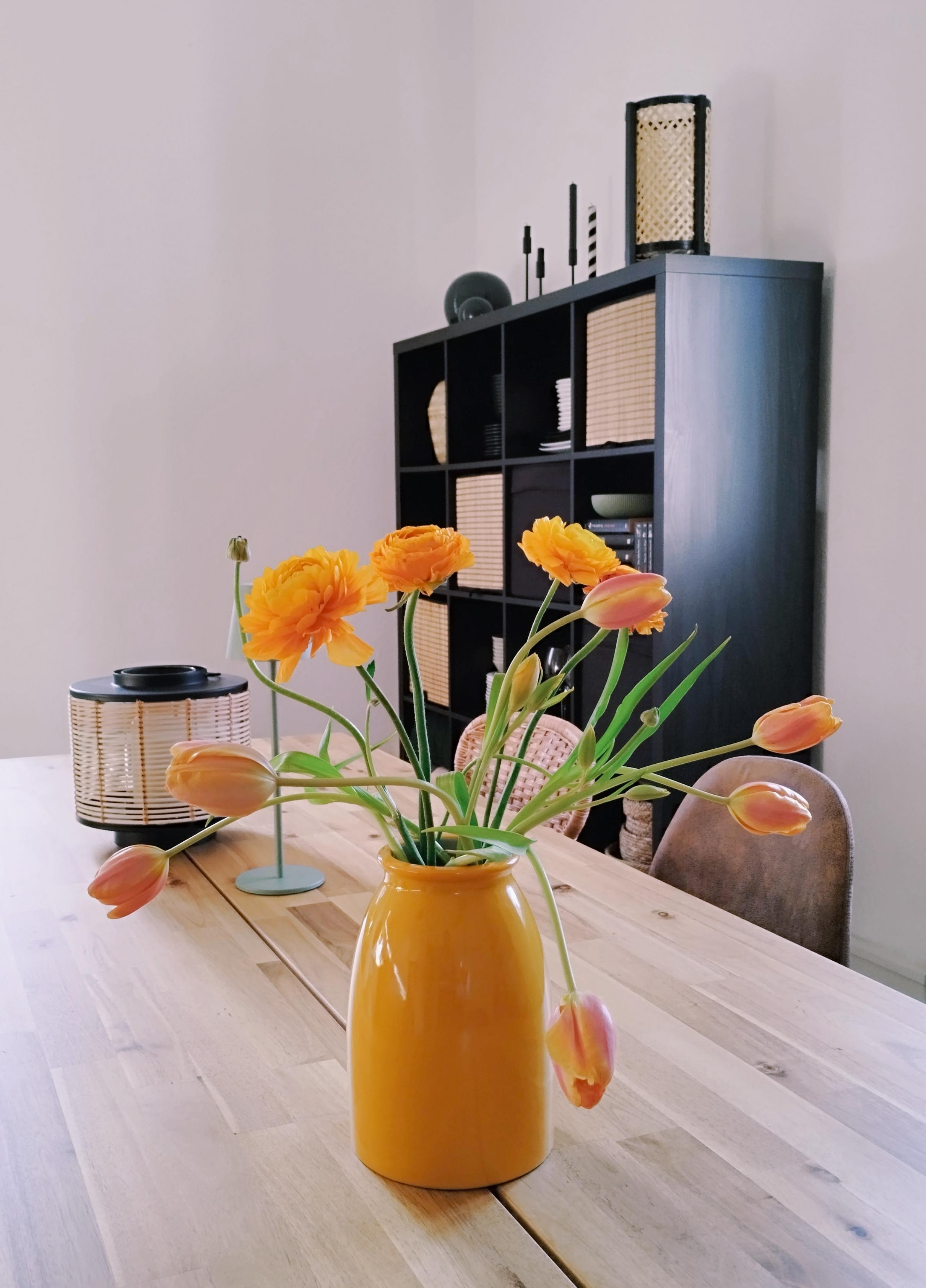 fresh flowers 

#blumen #flower #orange #frühling #esszimmer #kallax #scandistyle