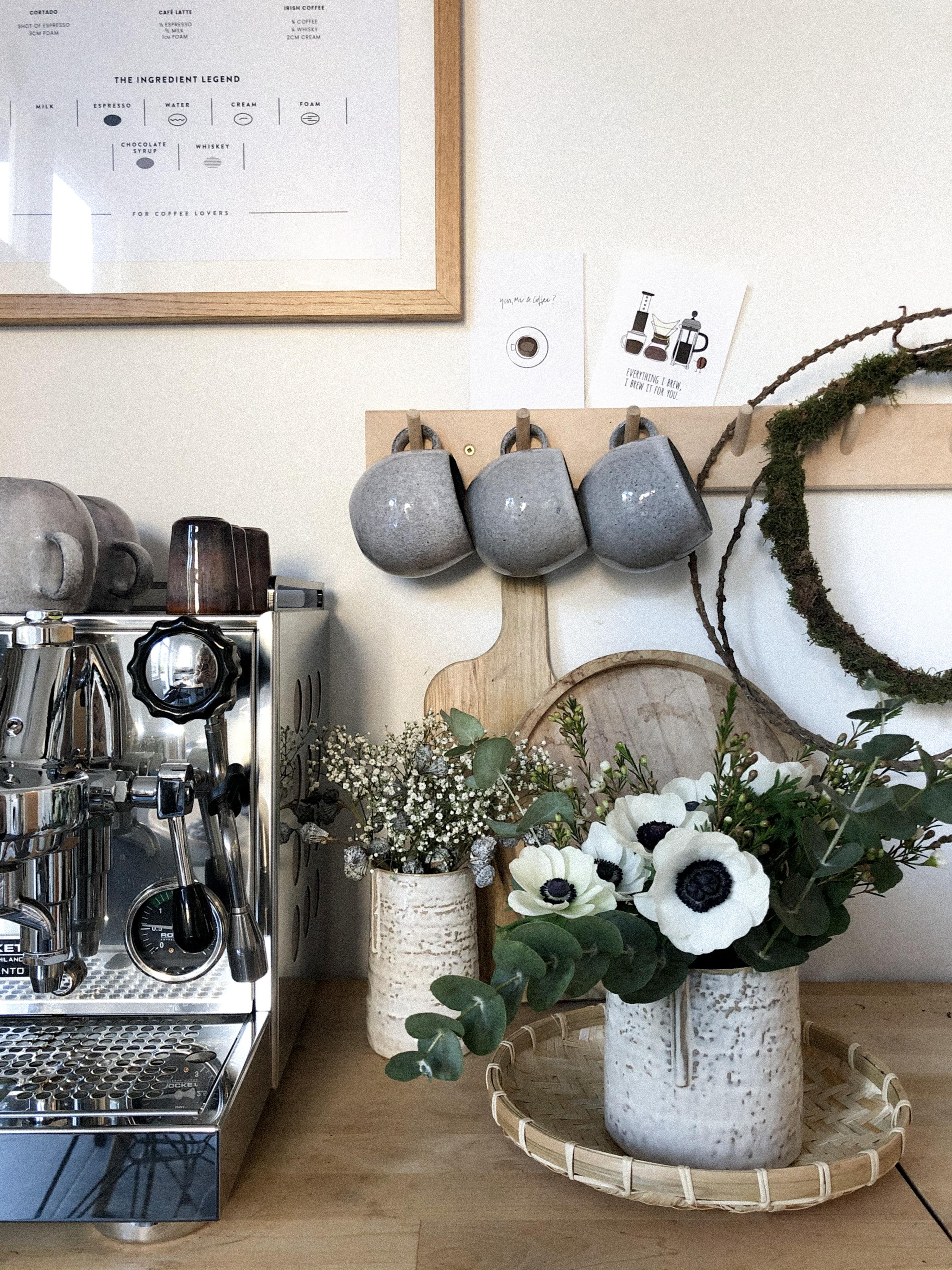 #freshflowerfriday in der Küche in der Lieblingsecke! #kaffee #blumen #küche #coffee #kaffeeecke