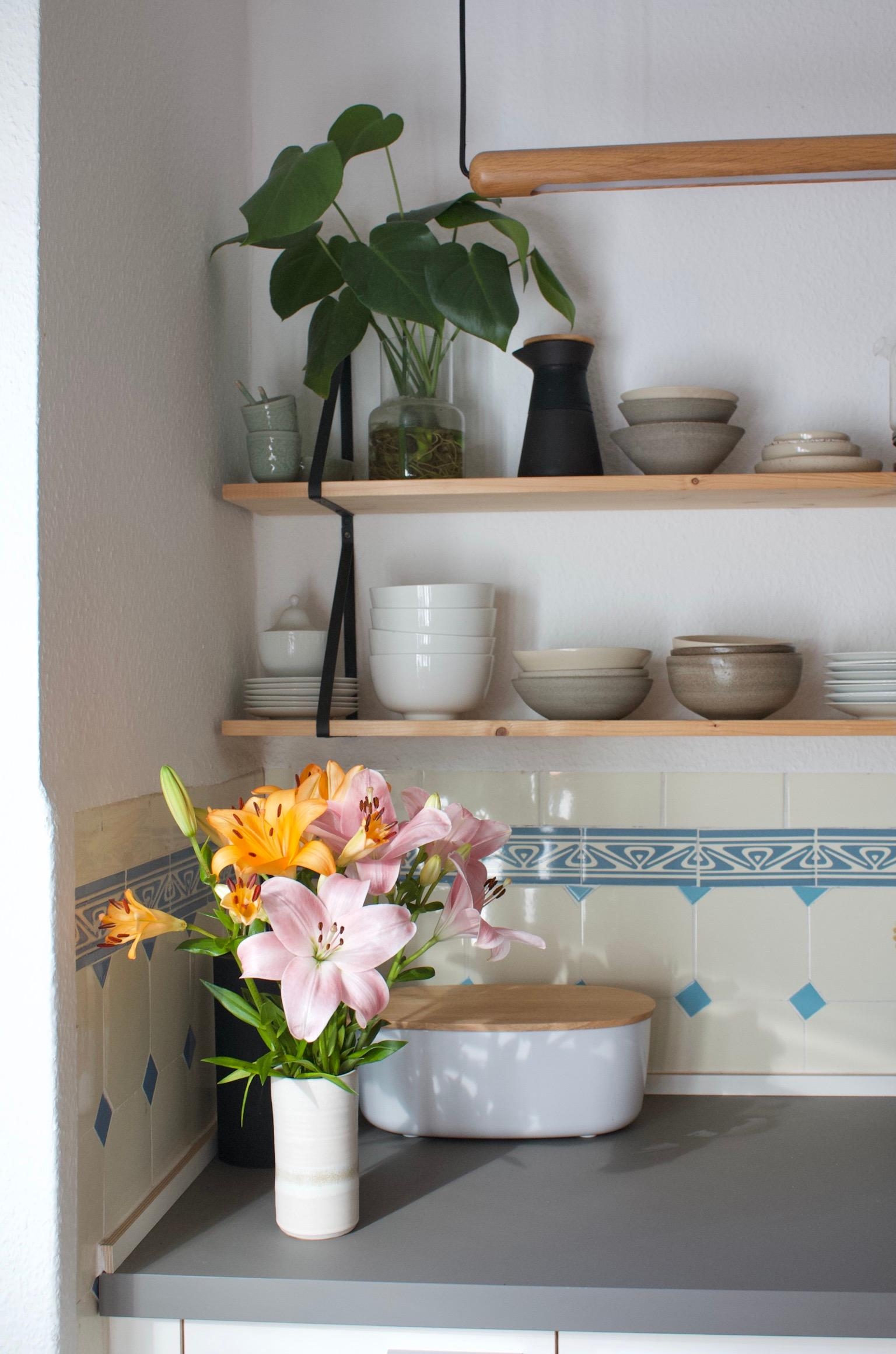 #freshflowerfriday #lilien #küche #keramik #blumen #diyregal 