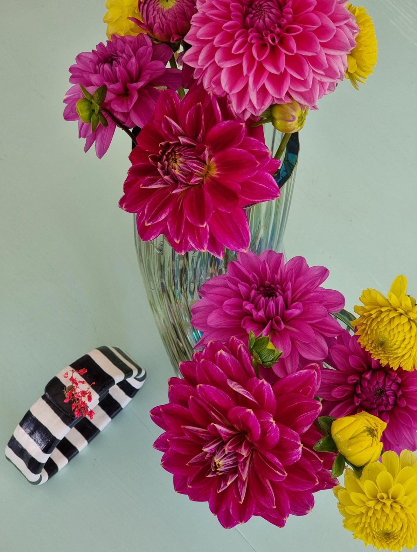 #freshflowerfriday mit #Dahlien und #diy #Trockenblumenhalter #handmade #Blumenliebe #colourful