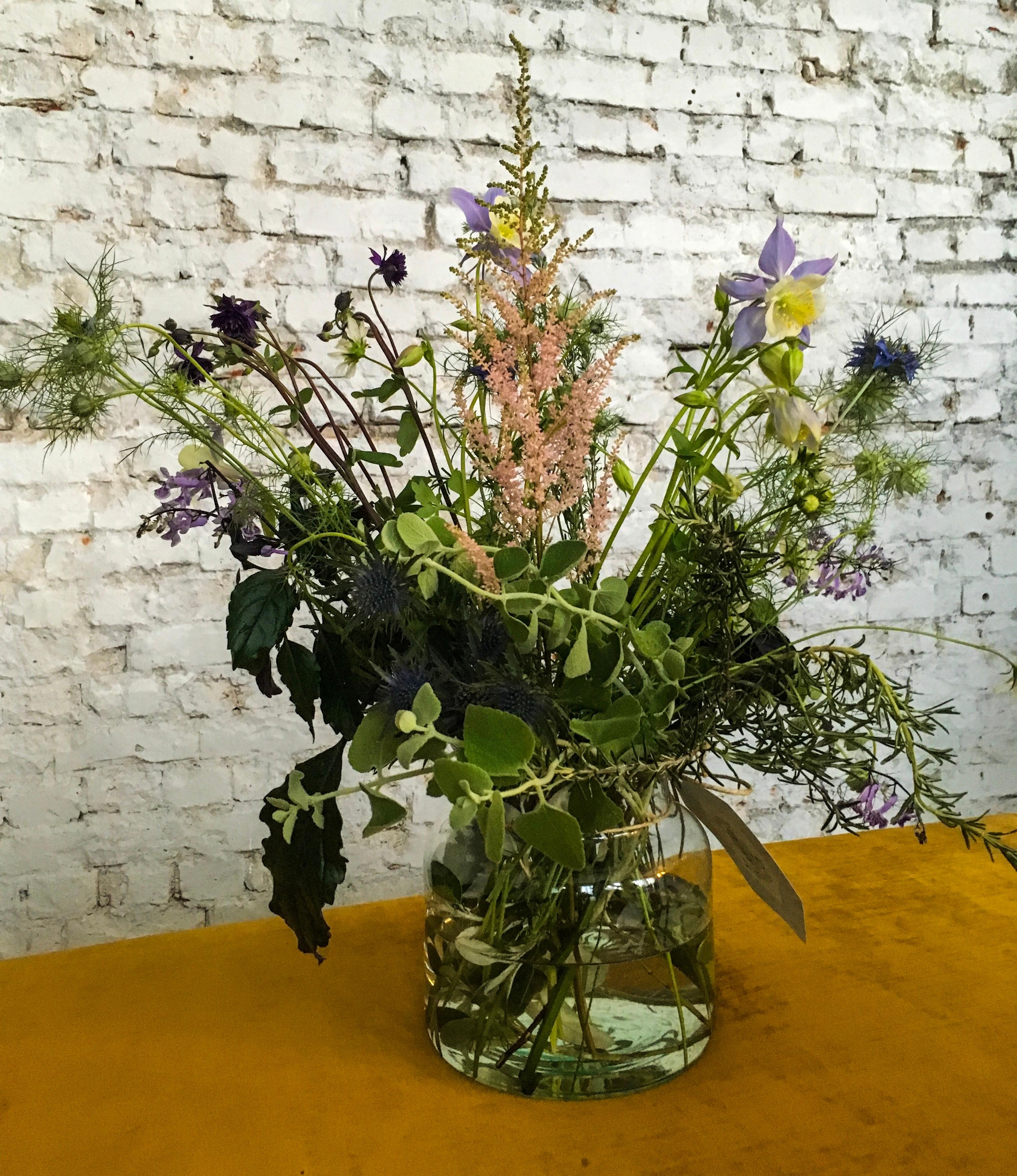 #freshflowerfriday mit wunderschönen Wiesenblumen vom #bombaysapphire Gin-Workshop 
#freshflowers #vase #steinwand