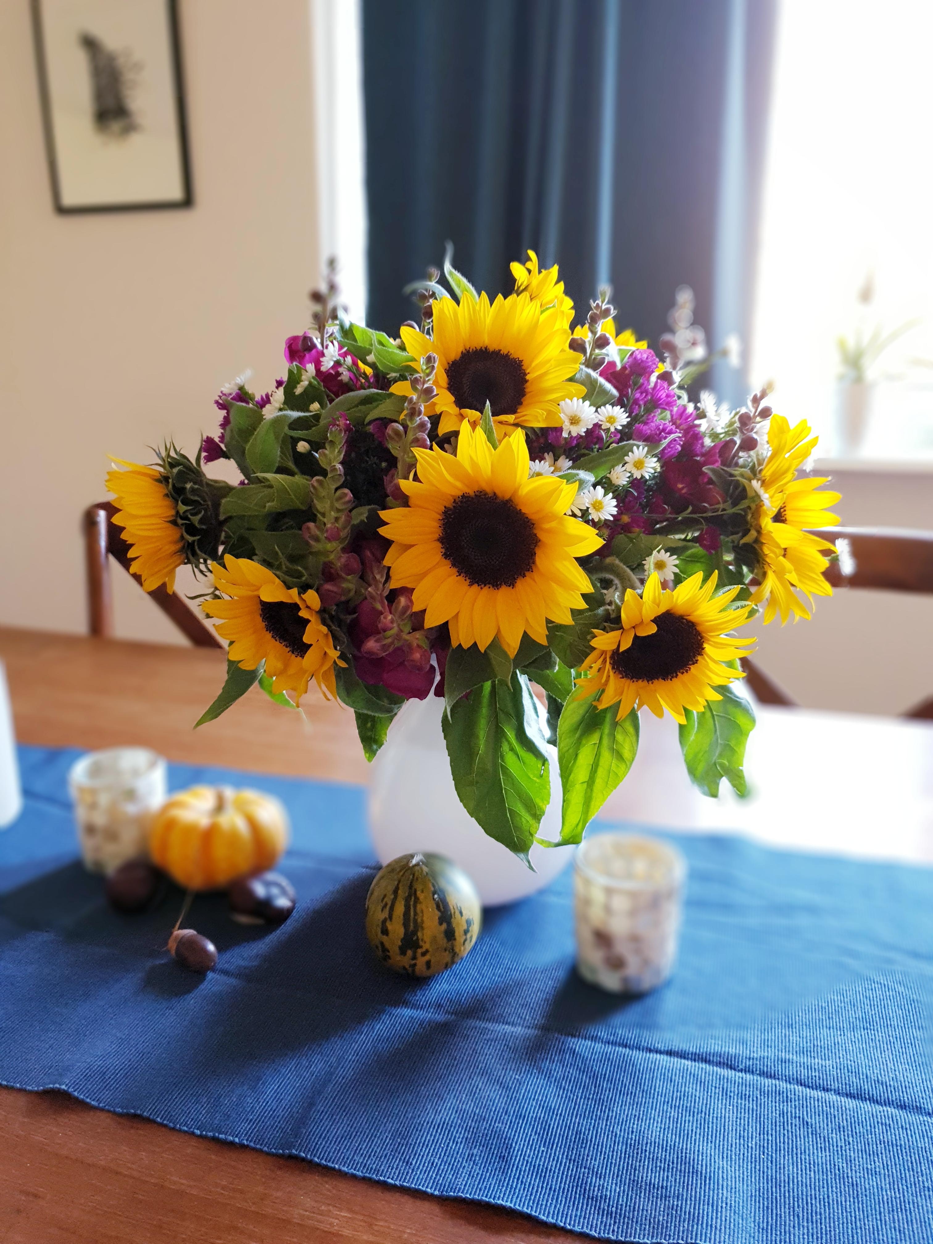 #freshflowerfriday #sunflowers ich genieße noch die letzten goldenen #Herbsttage bevor der Winter kommt.. #tschüssherbst