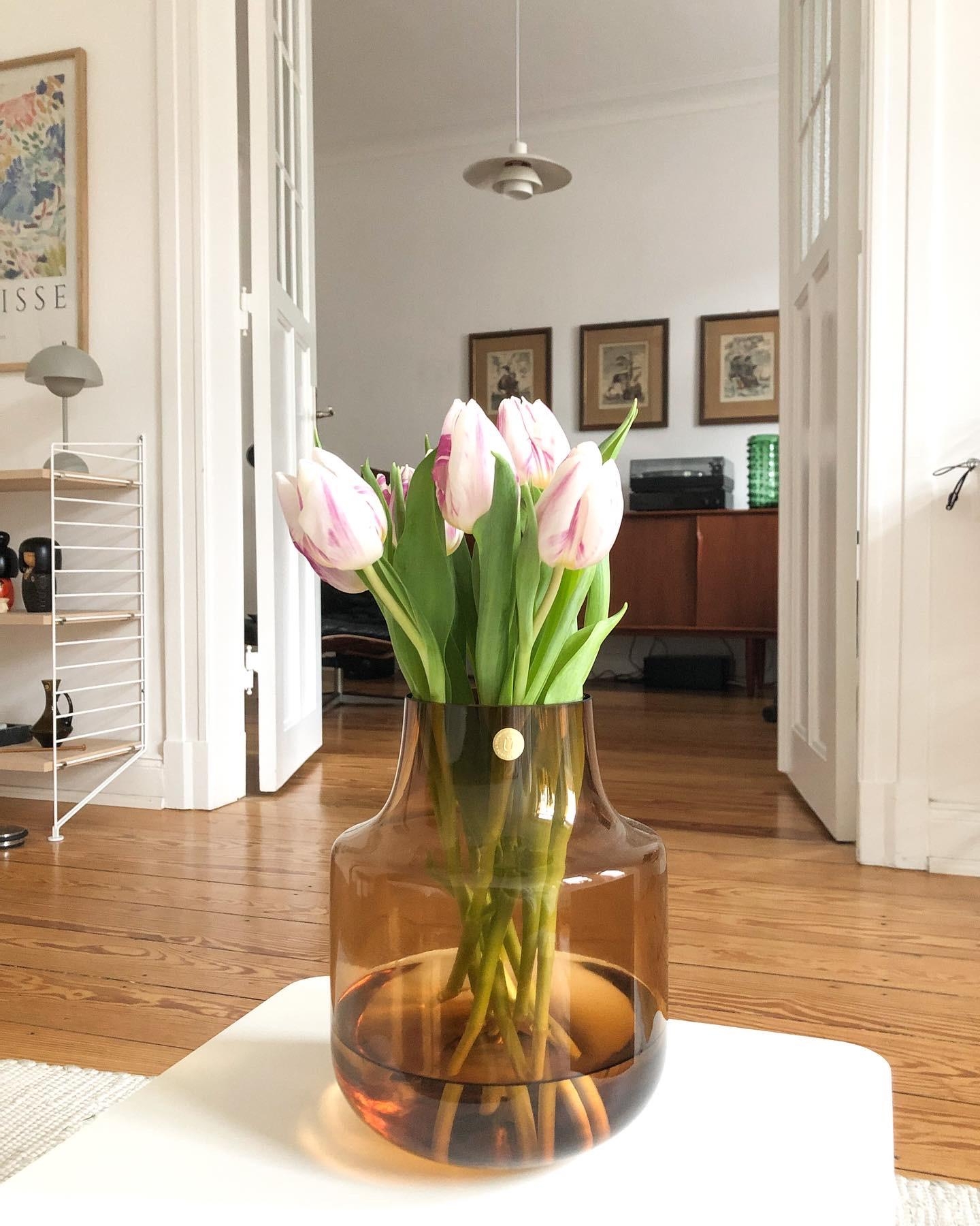 #freshflowerfriday #tulpen #frühlingserwachen #wohnzimmer #altbauliebe #couchliebt #vasebmittwoch