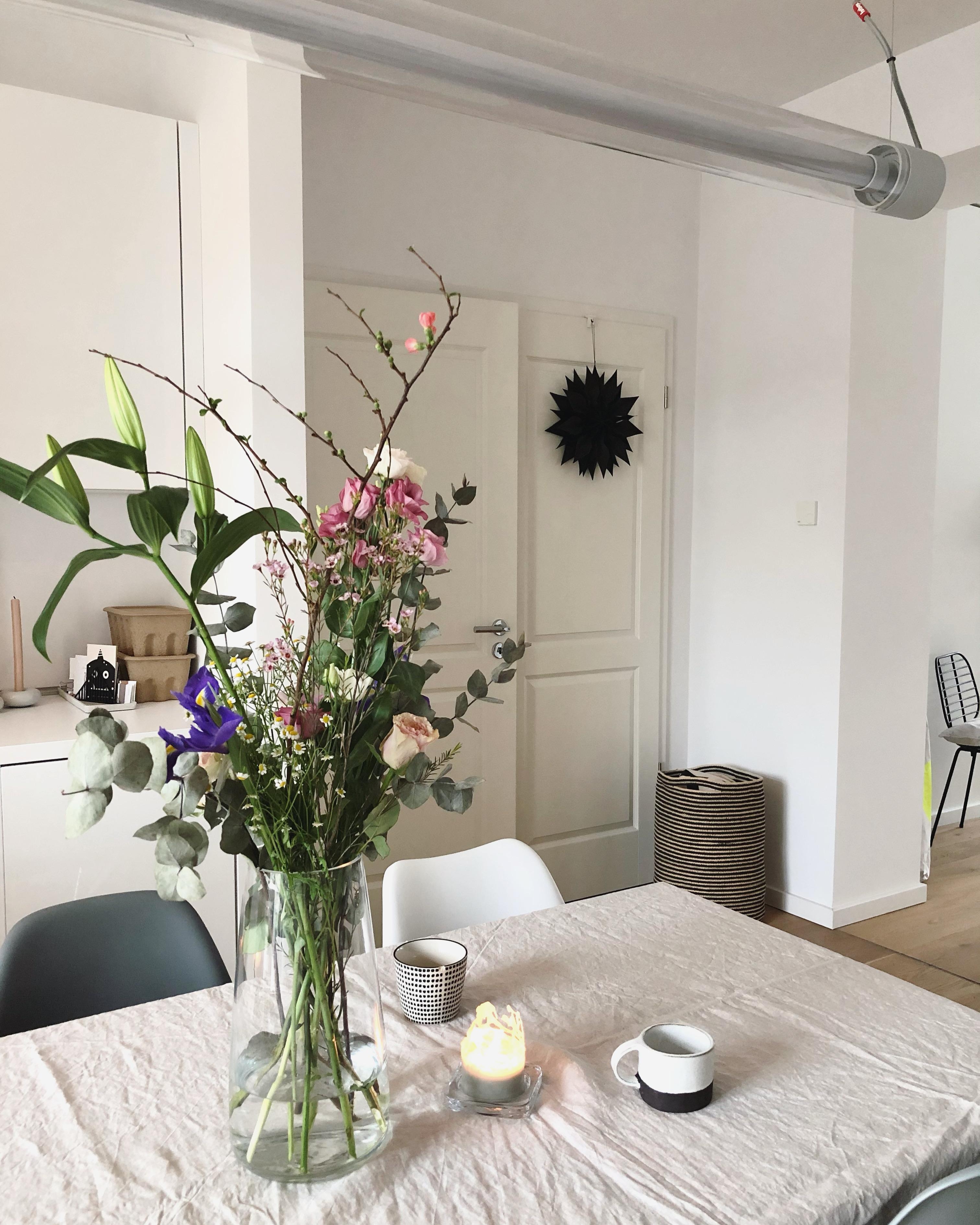 #freshflowers 🥰 #kitchen #küche #whiteinterior #interior #skandi #nordicliving #tischdeko #januar #couchstyle
