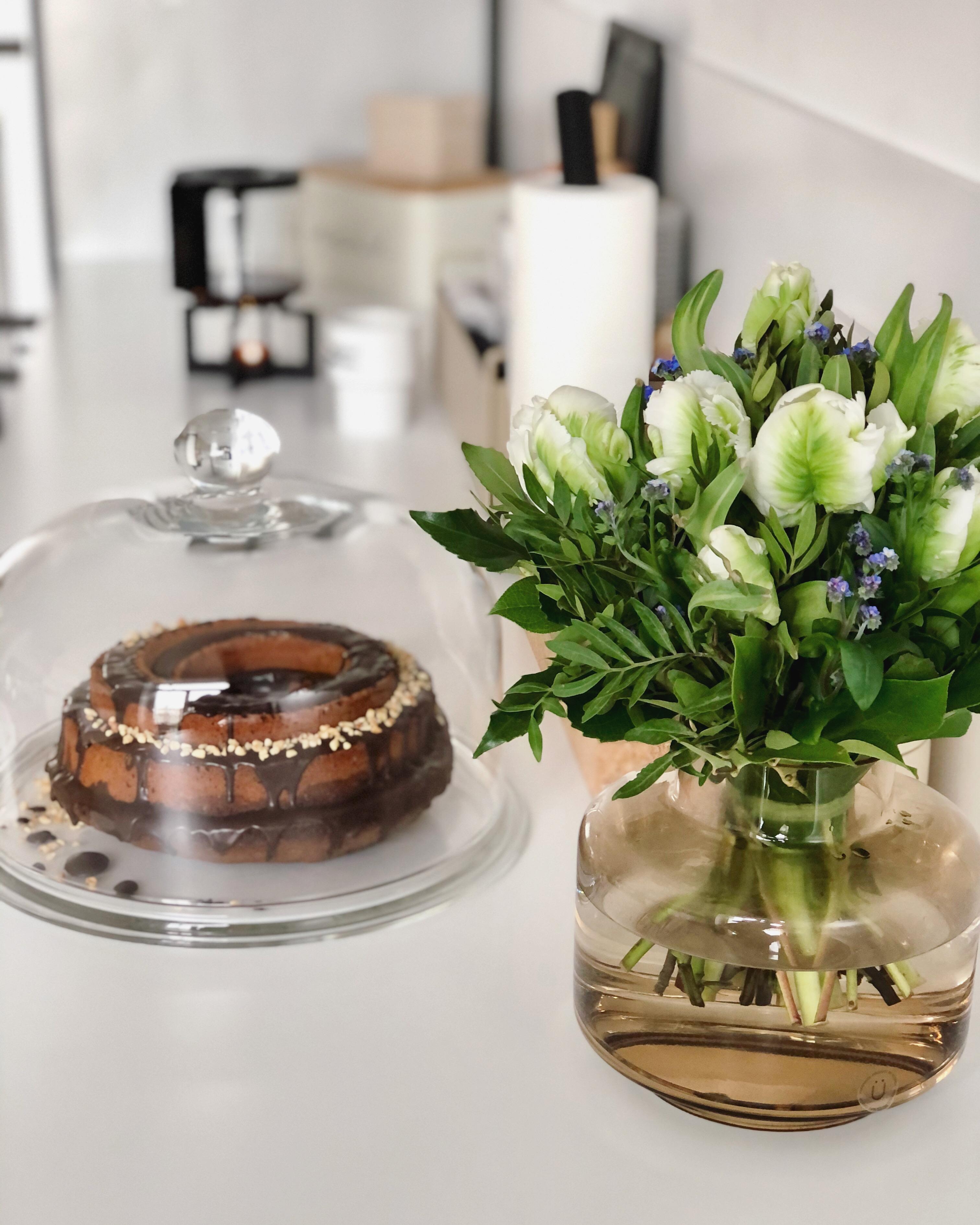 #freshflowers #cake #kuchen #backen #kitchen #kitcheninspo #küche #decoration #food #nordichome #home #couchstyle