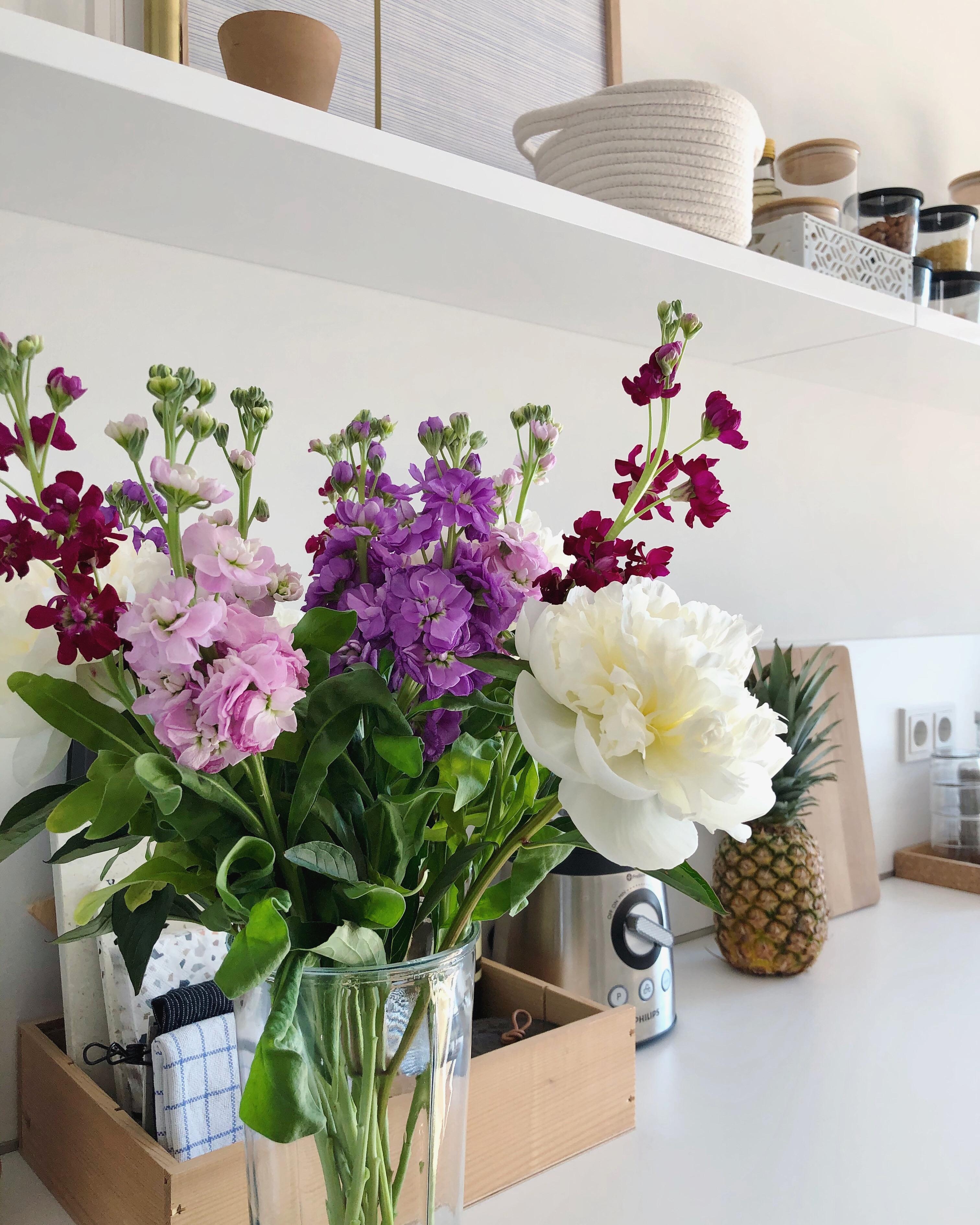 #freshflowers zum Wochenstart 🌸
#flowers #blumen #kitchen #küche #homedecor #home #dekoration #interior 
