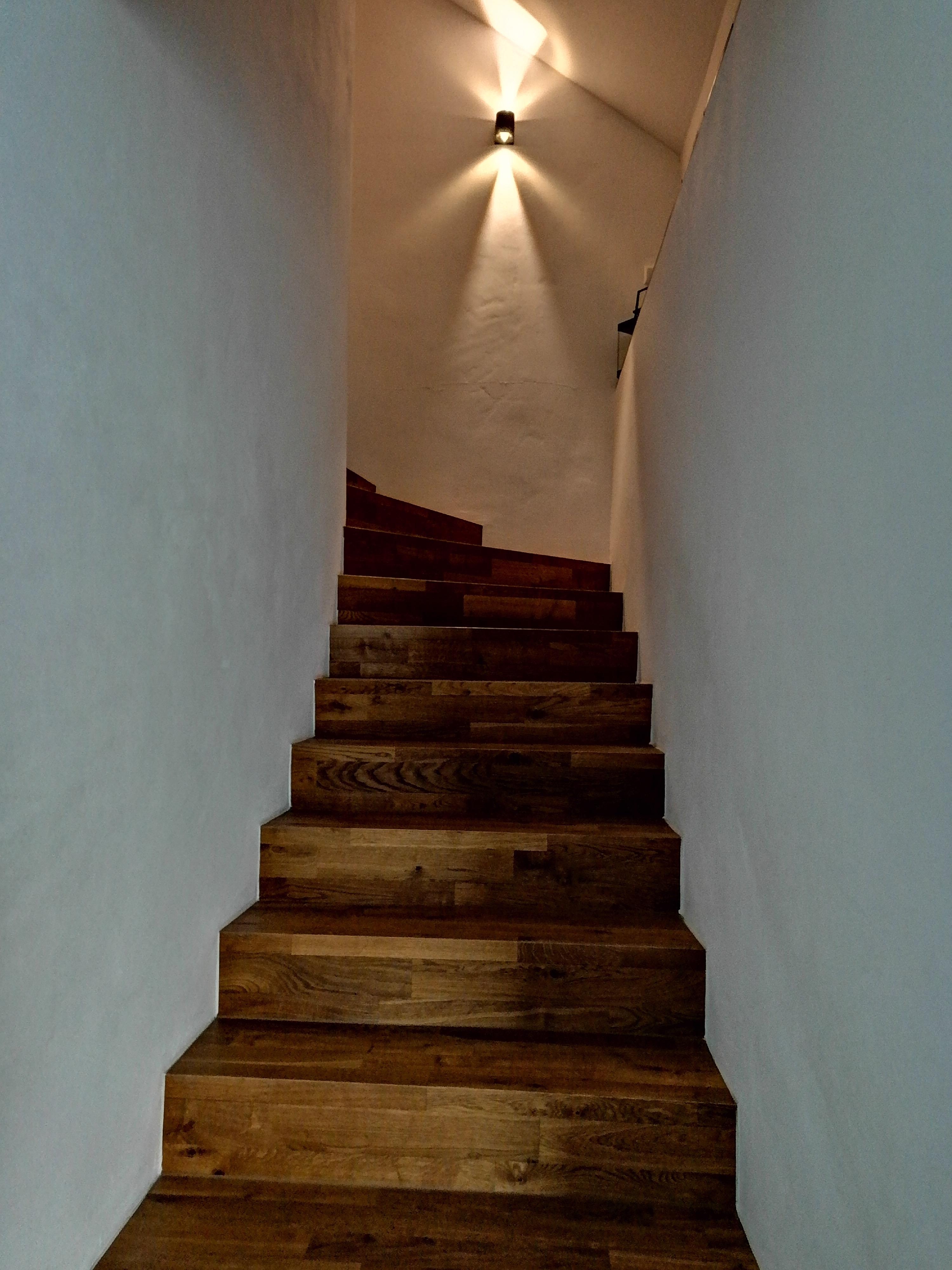 freue mich jedes Mal wenn ich dort hoch gehe. #Treppe #Treppenaufgang #Beleuchtung #Parkett