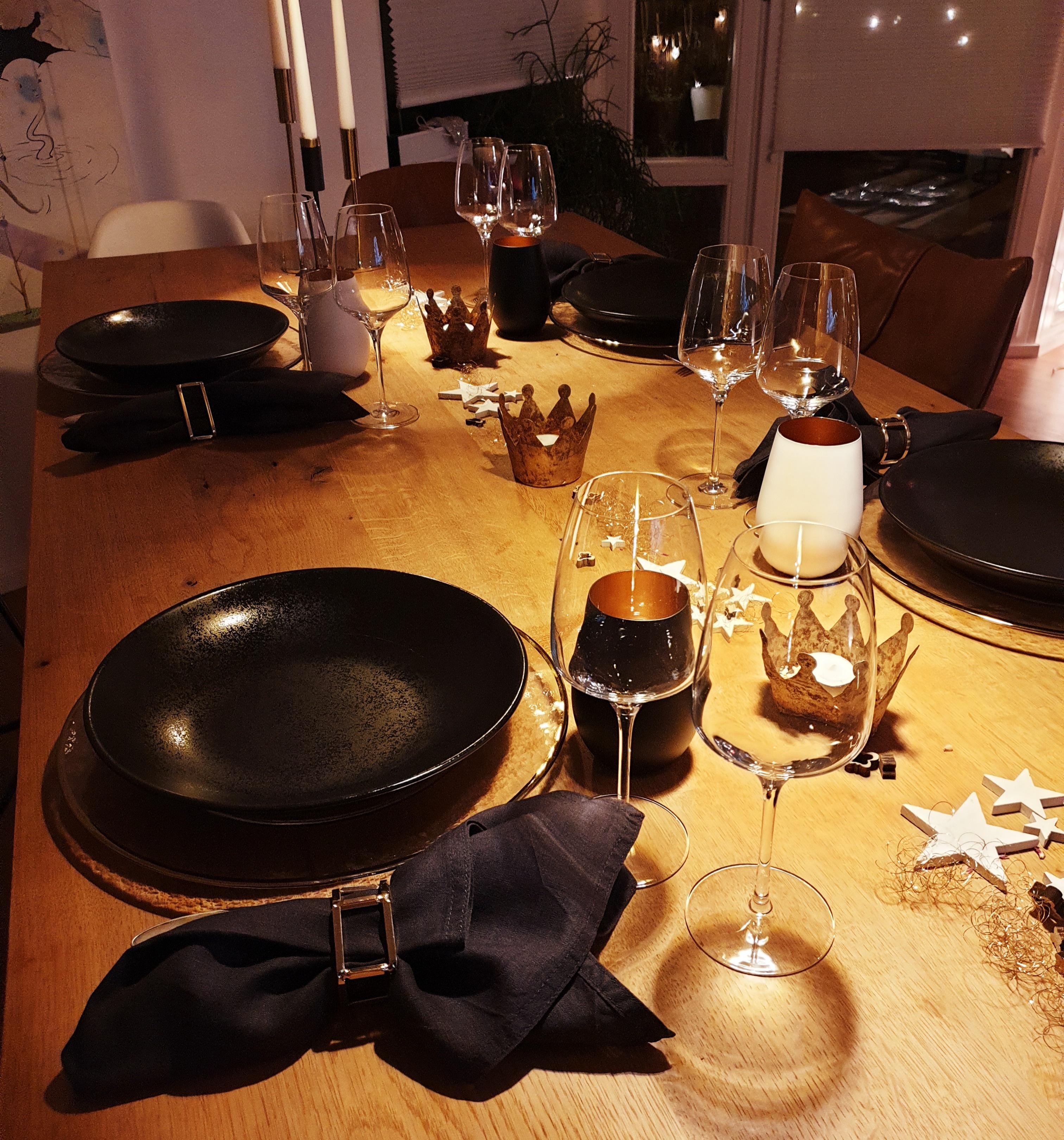 Freunde zum Essen einladen #lieblingsbeschäftigung #tischdeko #schwarzweiß #gold 