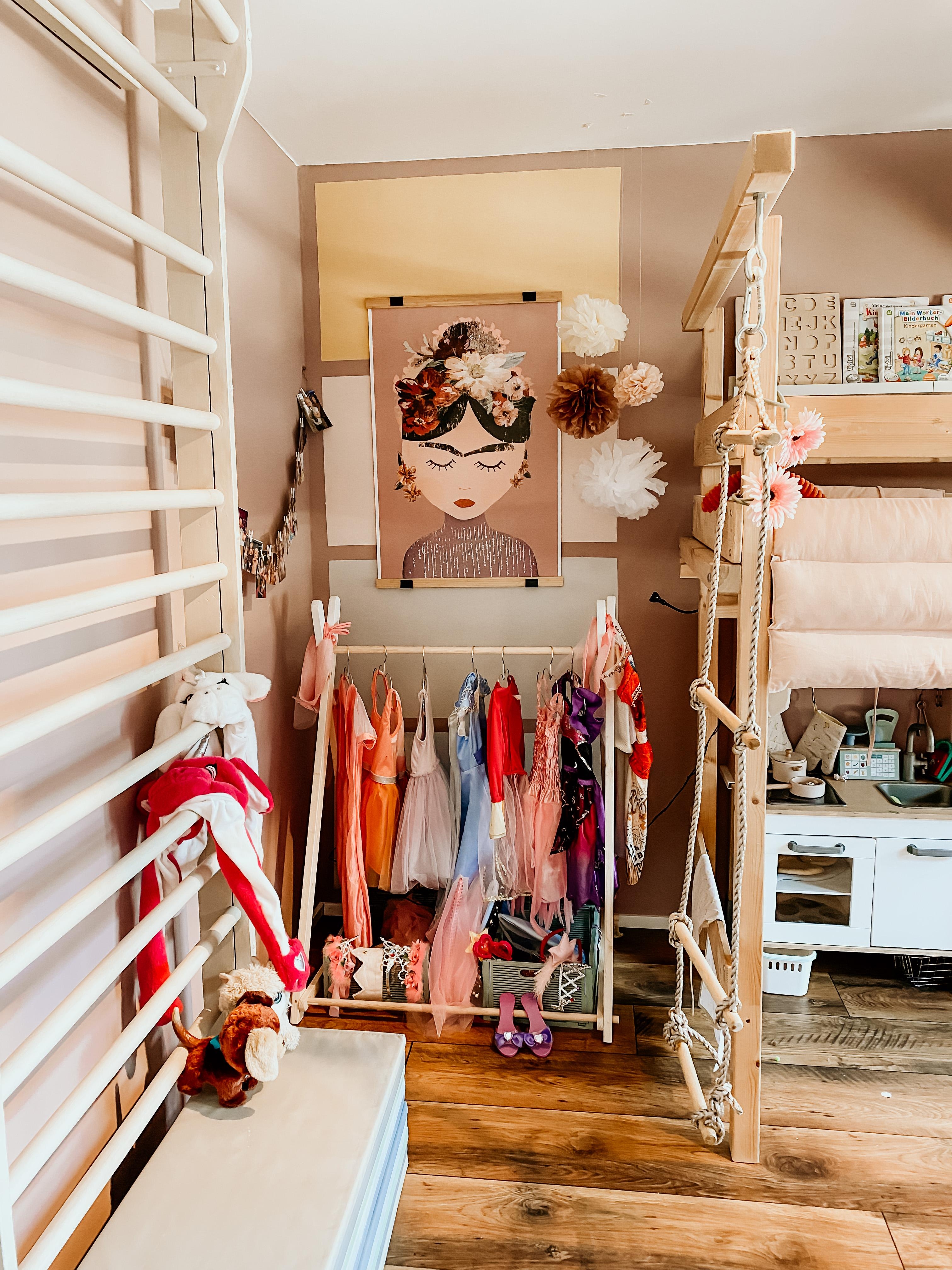 Frida ist in unsere Verkleidungsecke eingezogen! #spielzimmer #bunt #Juniqueposter #verkleidungsecke #sprossenwand 