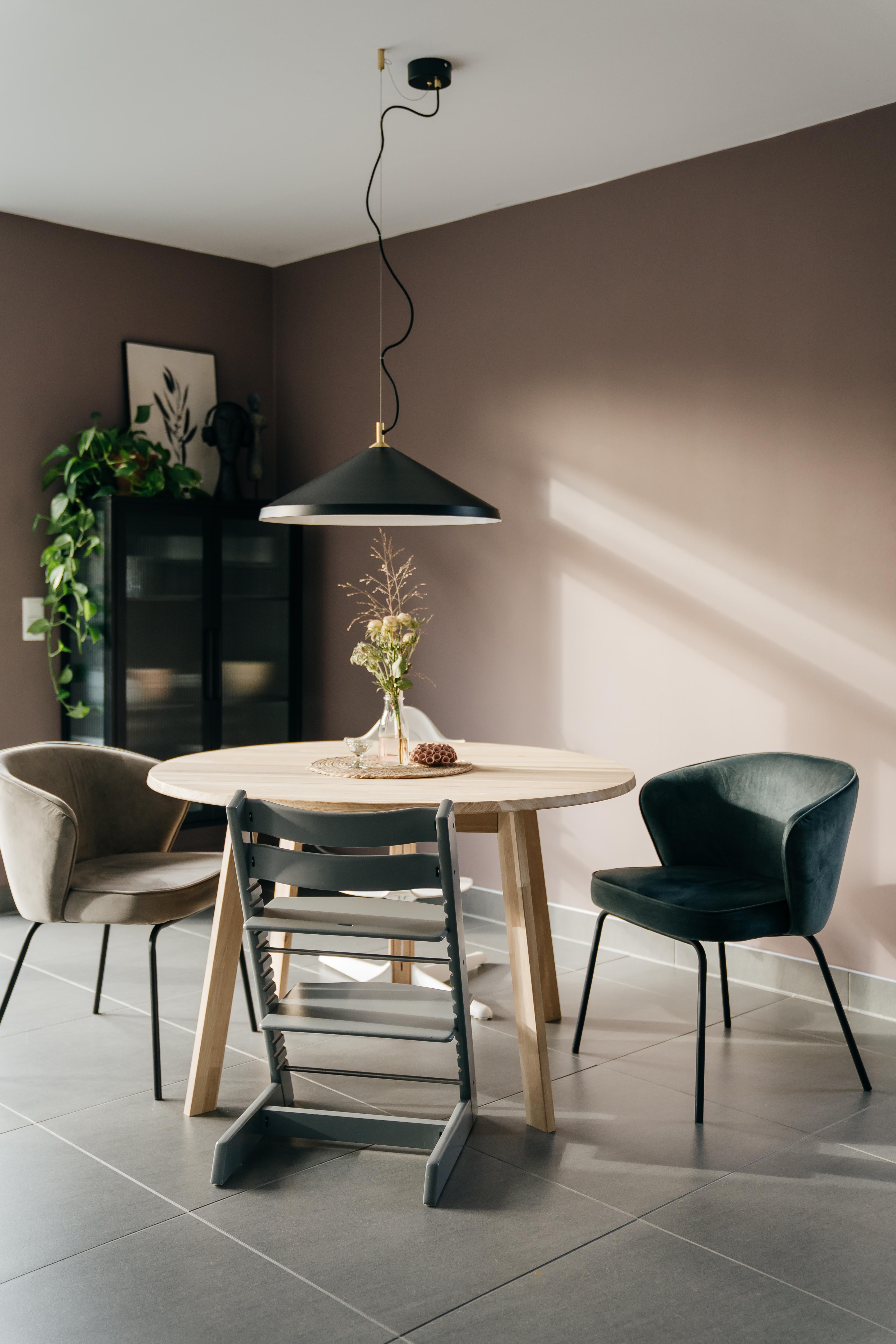 @fridaella.home #minimalistisch #clean #dutchscandistyle #runderesstisch #samtstühle #vitrinenschrank